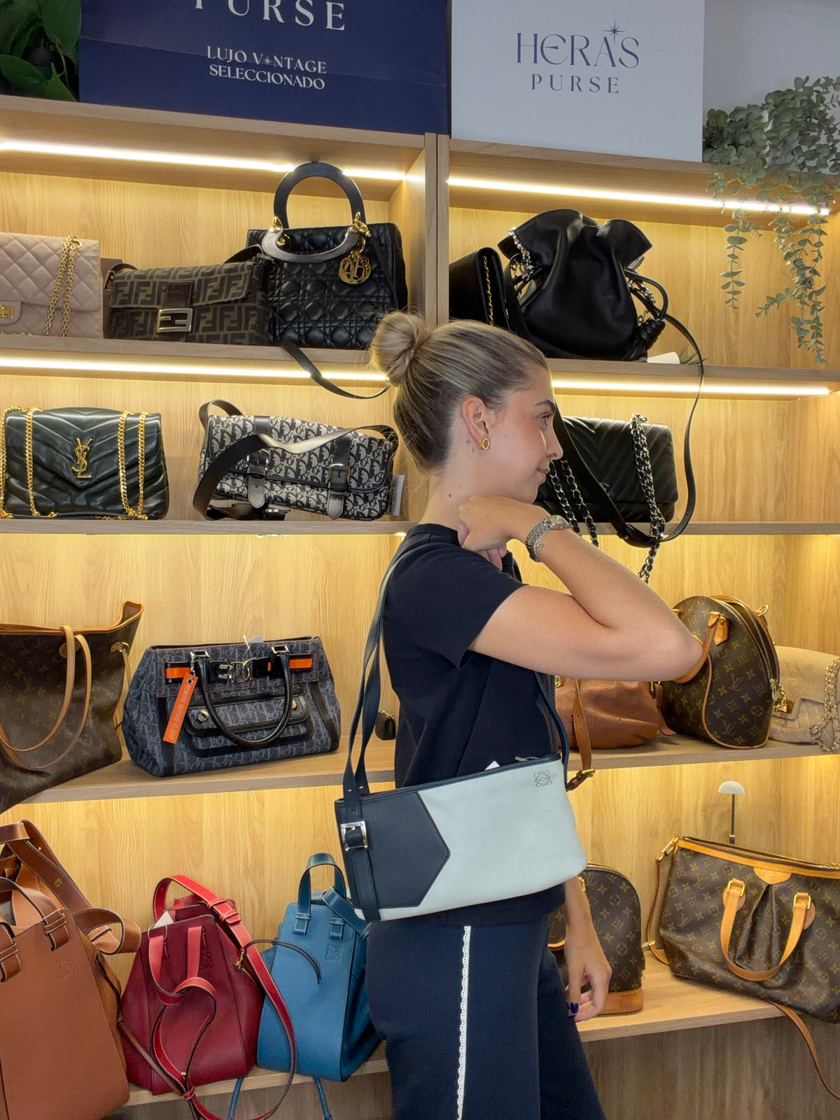 Loewe Hobo Pequeño Piel de Cordero Azul Marino y Ante Verde Claro · Herrajes Plata