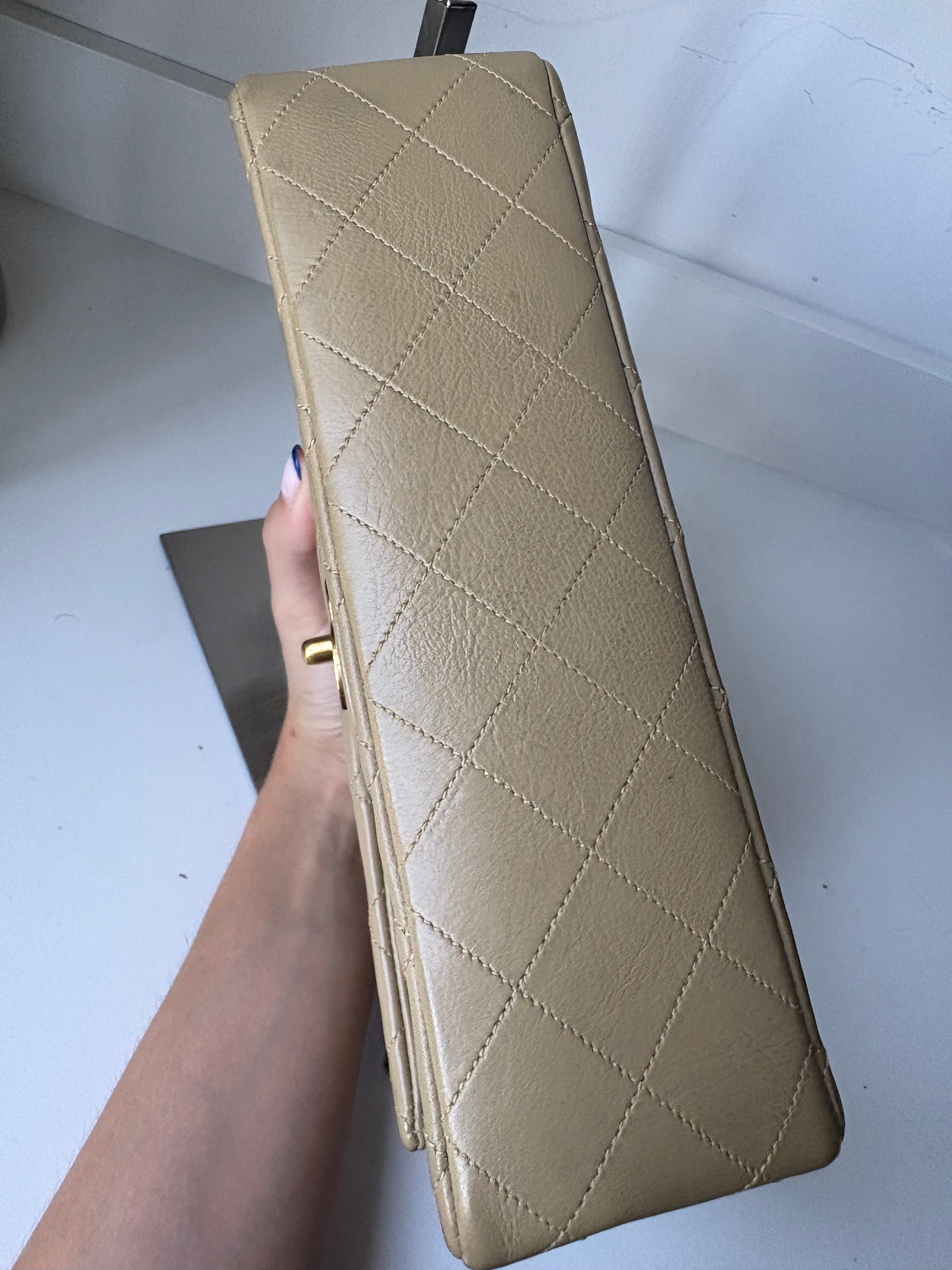 Chanel Timeless Double Flap 22 Beige en piel de cordero