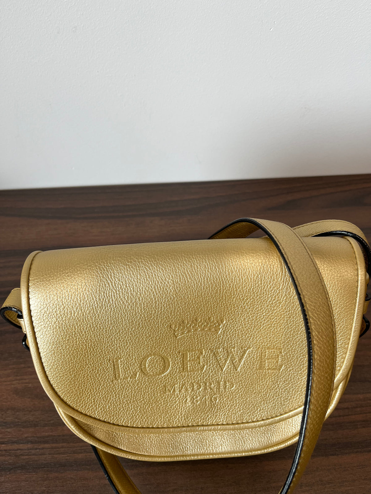 Loewe Heritage pequeña Bandolera Piel Graneada Dorada Metalizada