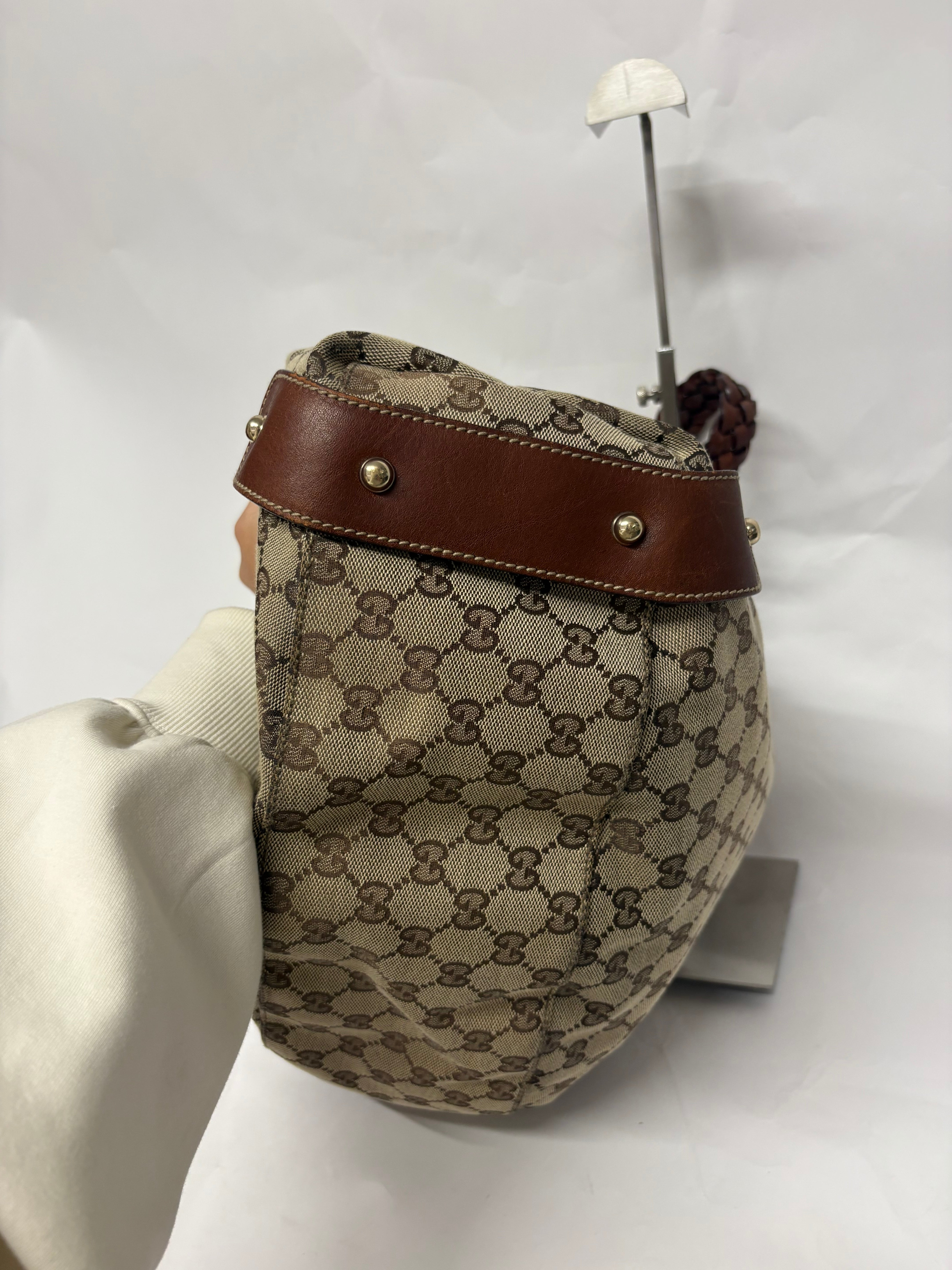 Gucci Pelham clásico en lona GG beige con piel marrón y asas trenzadas mediano