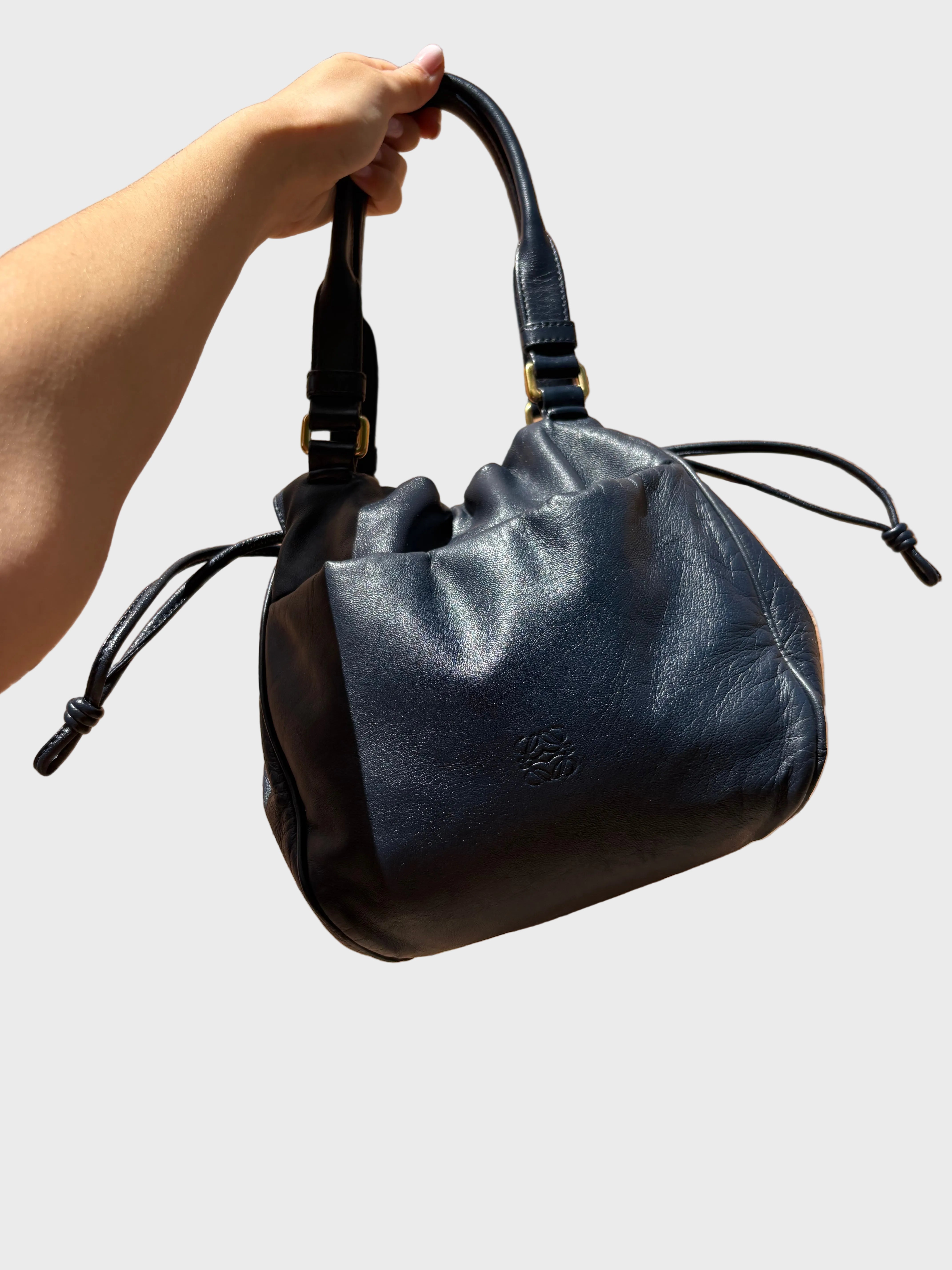 loewe bolso tipo flamenco saco en piel azul marino con bandolera