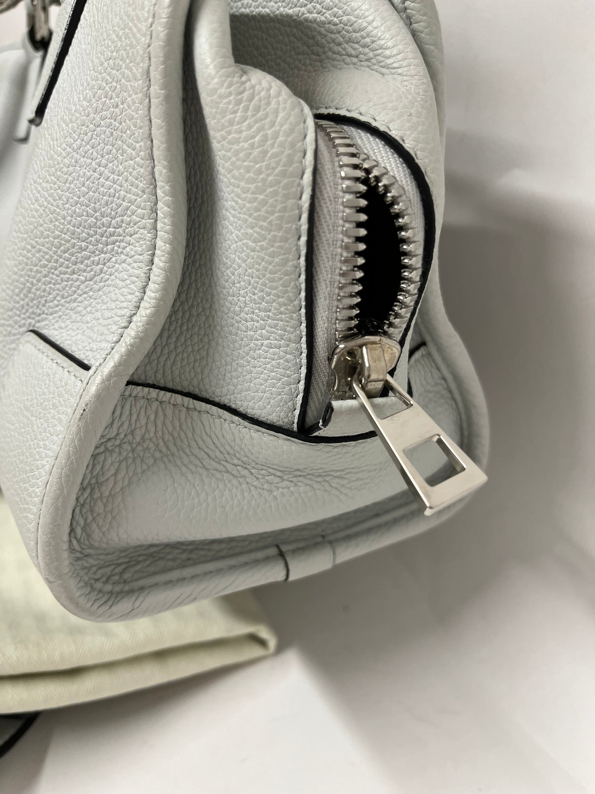Loewe Amazona 28 Piel Blanca con Bandolera
