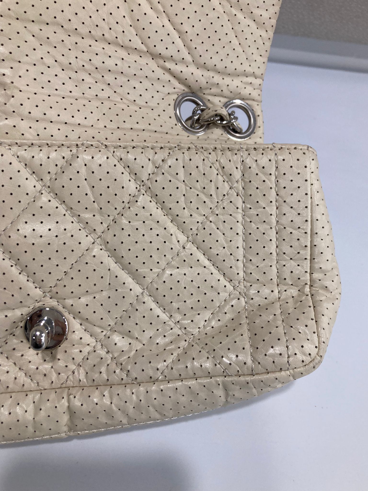 Chanel one flap acolchado perforado blanco roto