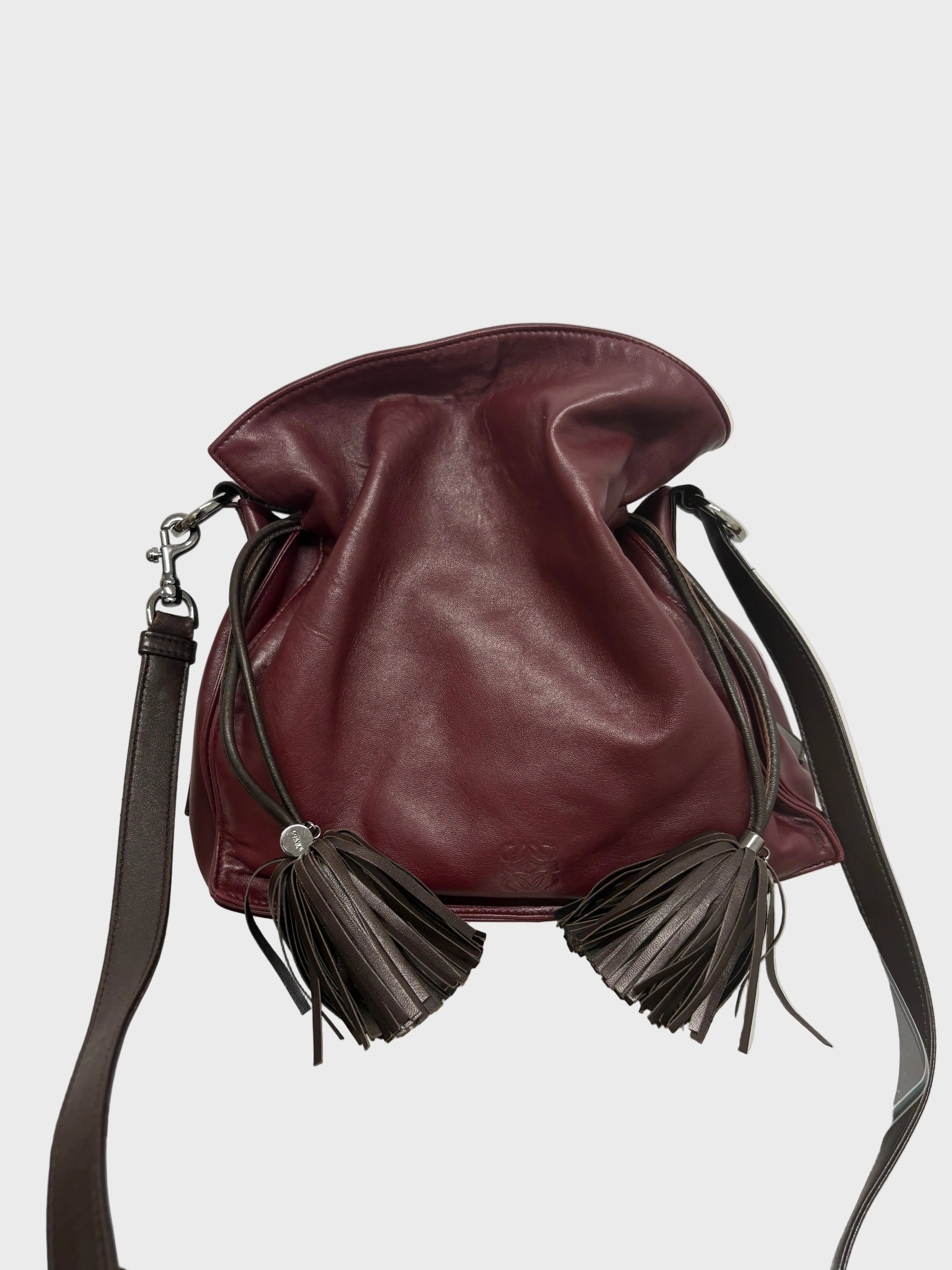 Loewe flamenco mediano burdeos y marrones con bandolera y borlas