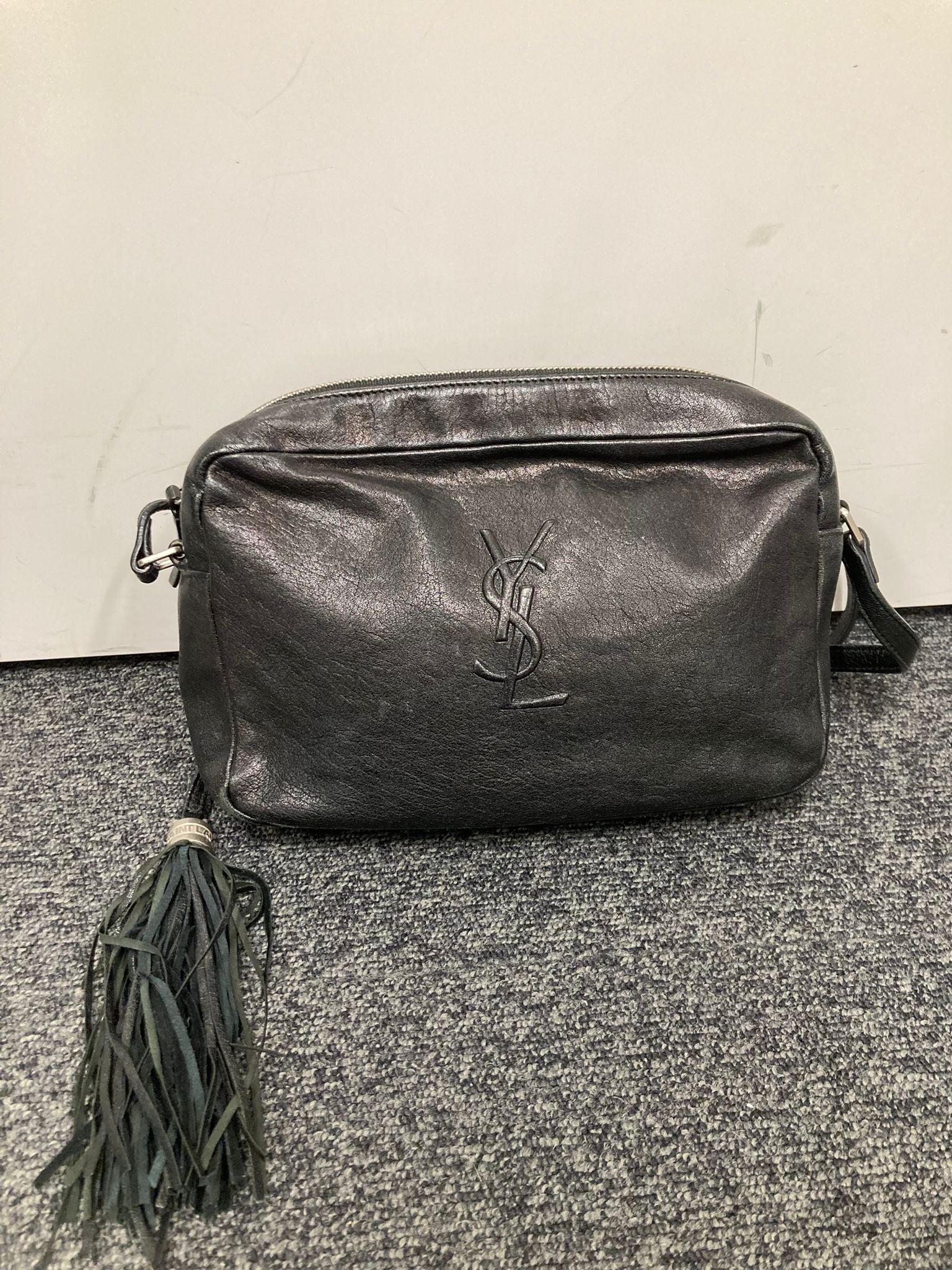 Saint Laurent Lou Camera Bag en piel negra