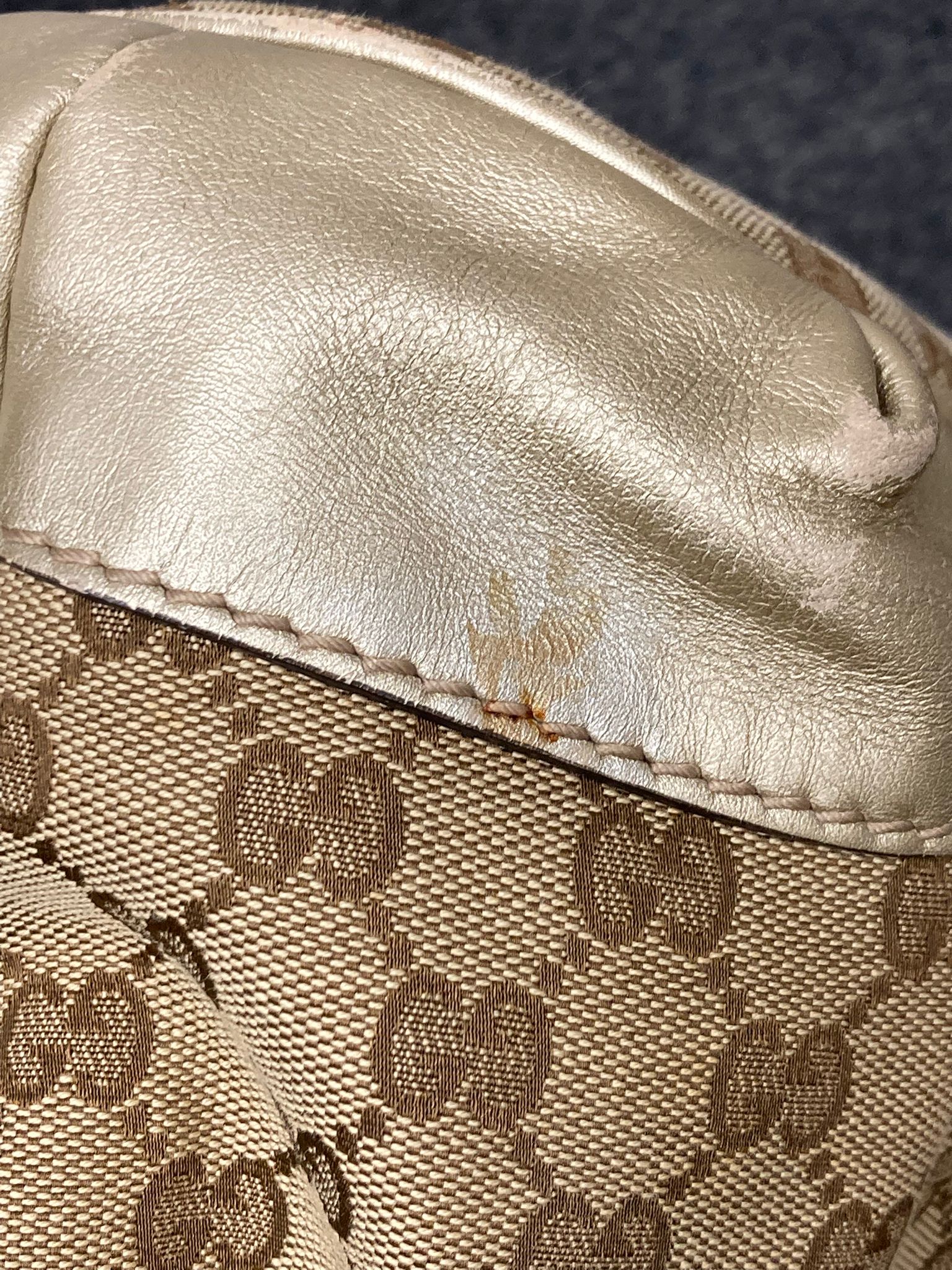 Gucci GG Canvas 2Way Bag en beige y dorado con bandolera