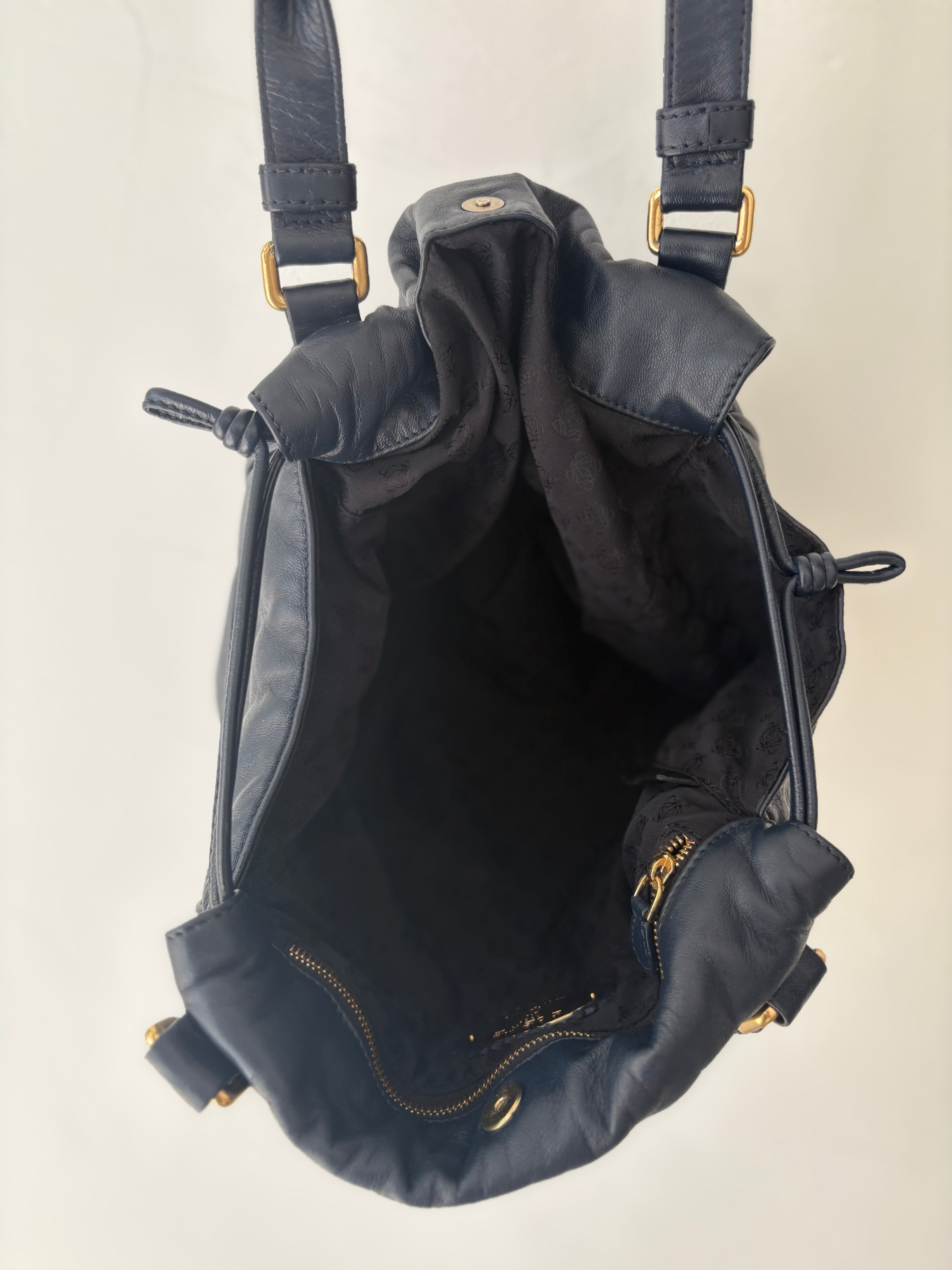 loewe bolso tipo flamenco saco en piel azul marino con bandolera