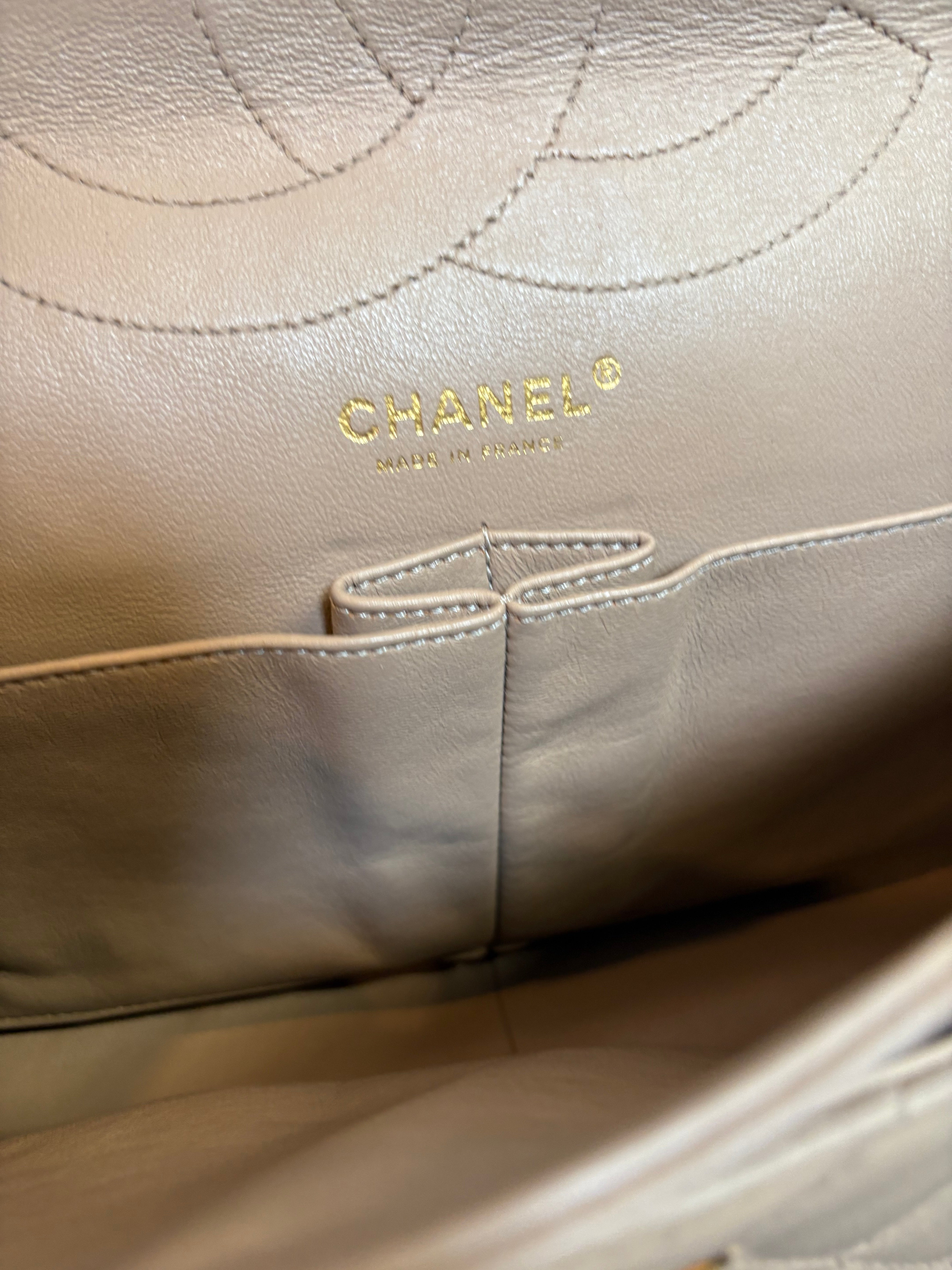 CHANEL 2.55 Double Flap Beige Caviar Cadena Doble Dorada