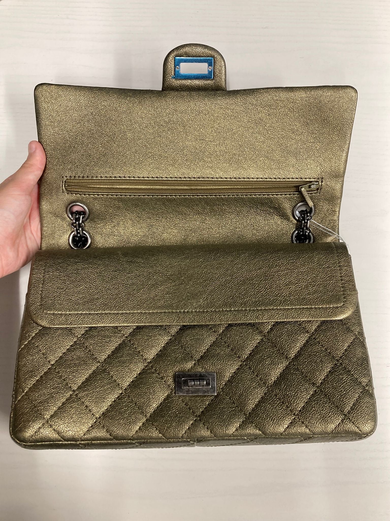 Chanel 2.55 Double Flap 28 en Piel de Ternera Verde Metalizado con Herrajes Gris/Negro