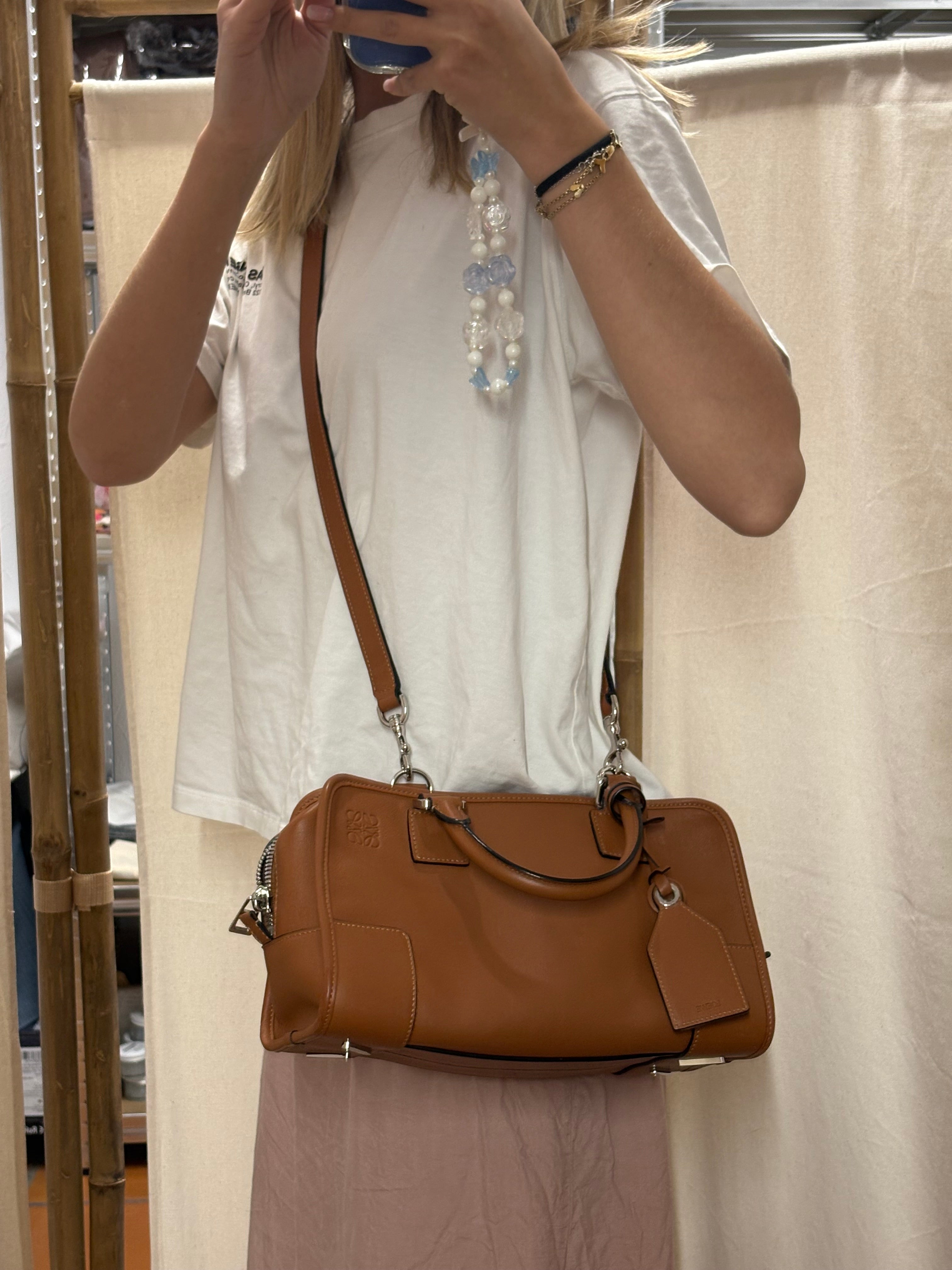 Loewe Amazona 30 Piel Camel con bandolera – Colección Clásica