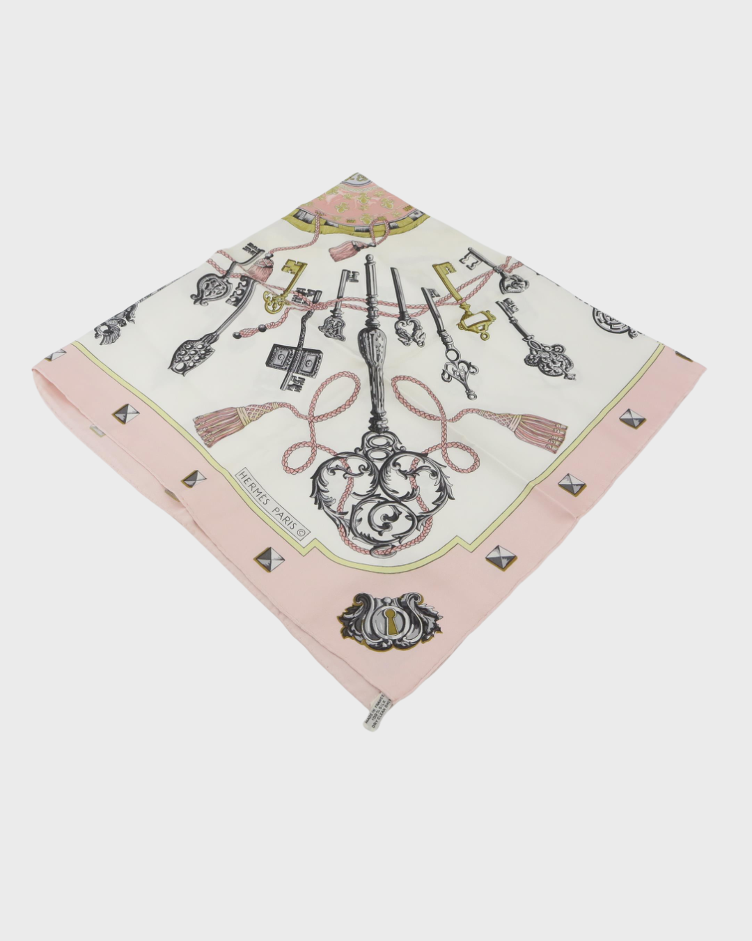 Hermès – Pañuelo de Seda 88 cm Rosa Claro con Motivo de Llaves en Negro y Dorado