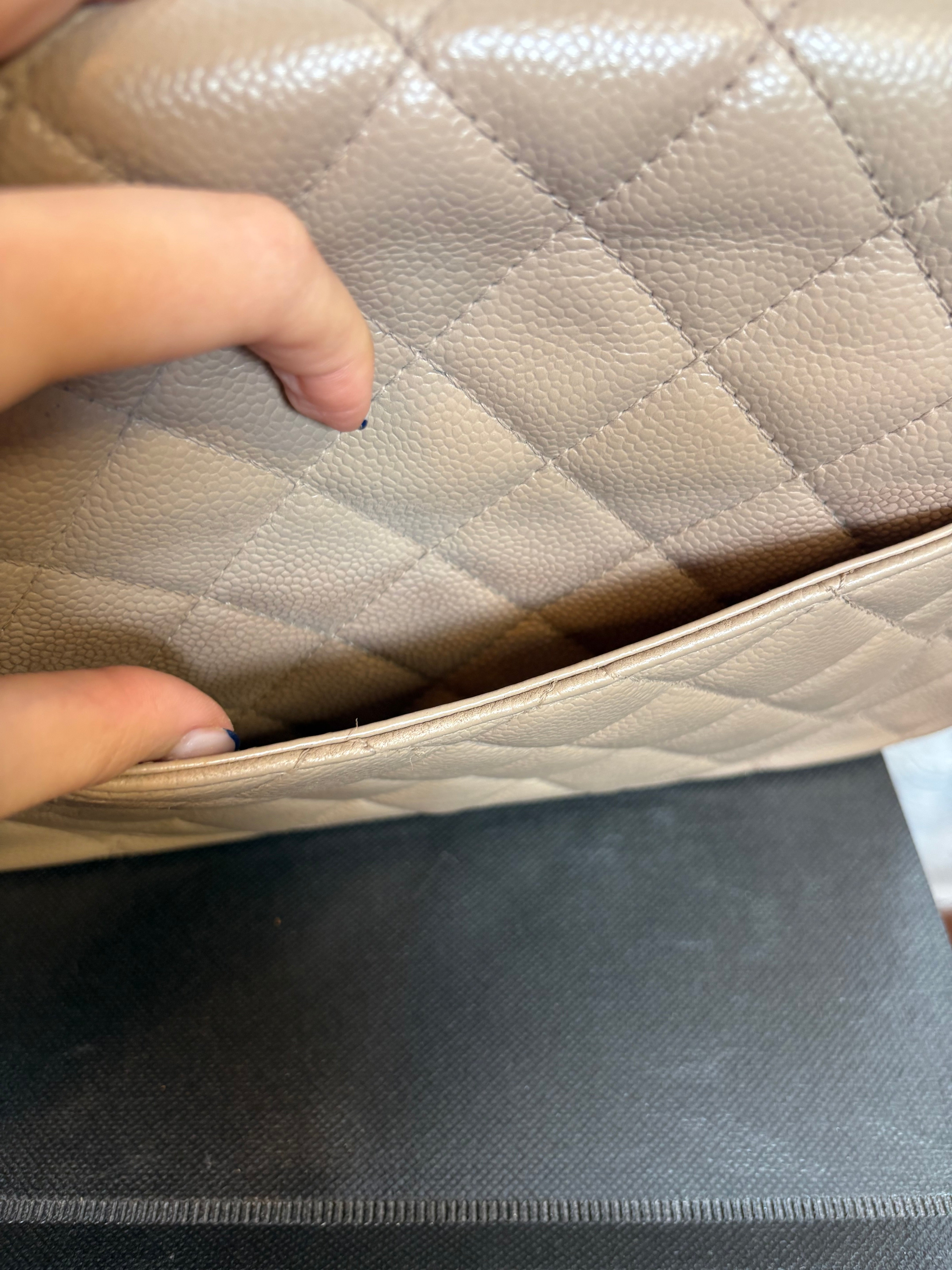 CHANEL 2.55 Double Flap Beige Caviar Cadena Doble Dorada