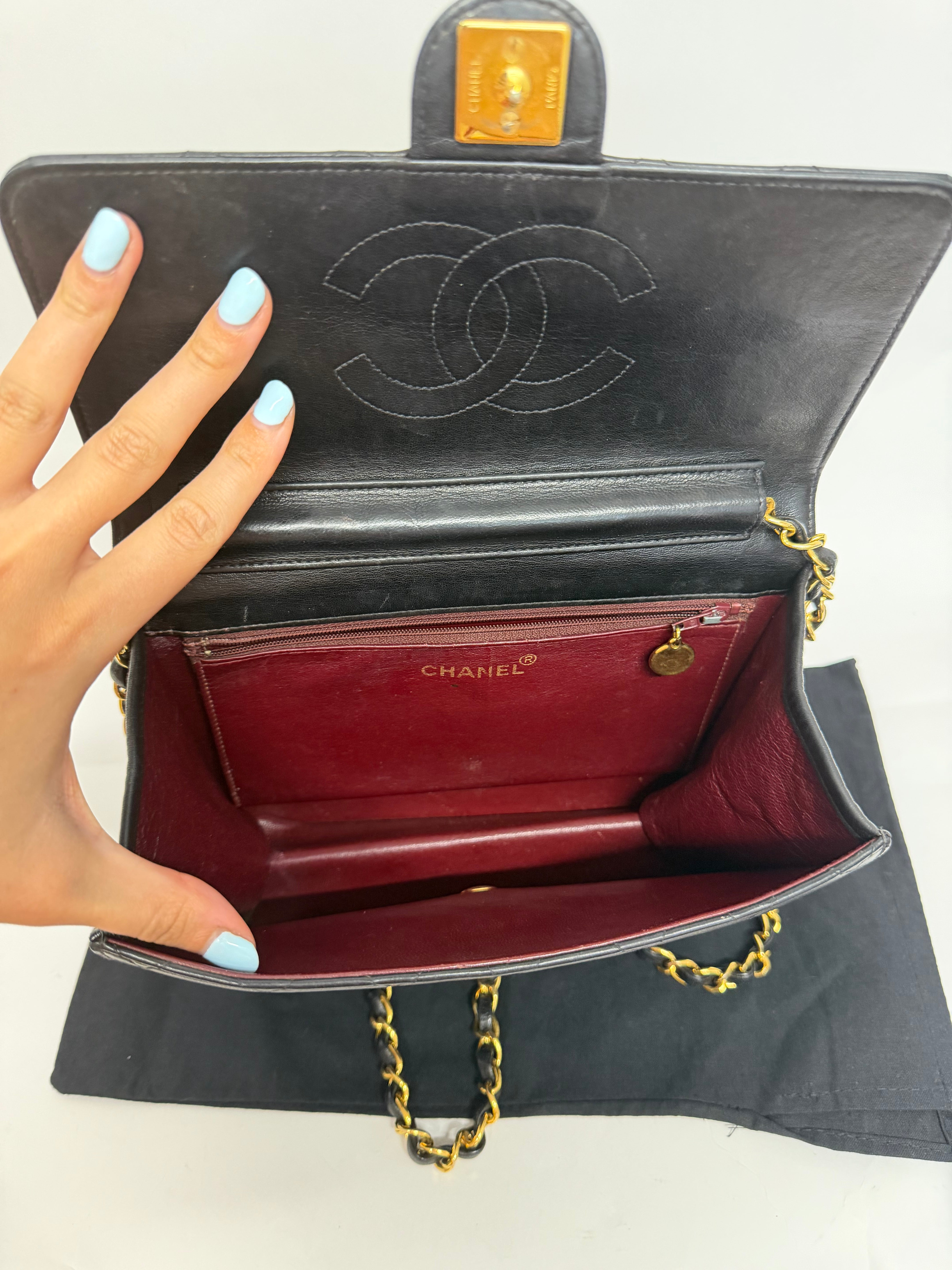 Chanel timeless Push Lock 22 Matelassé Cadena Piel Cordero Negra