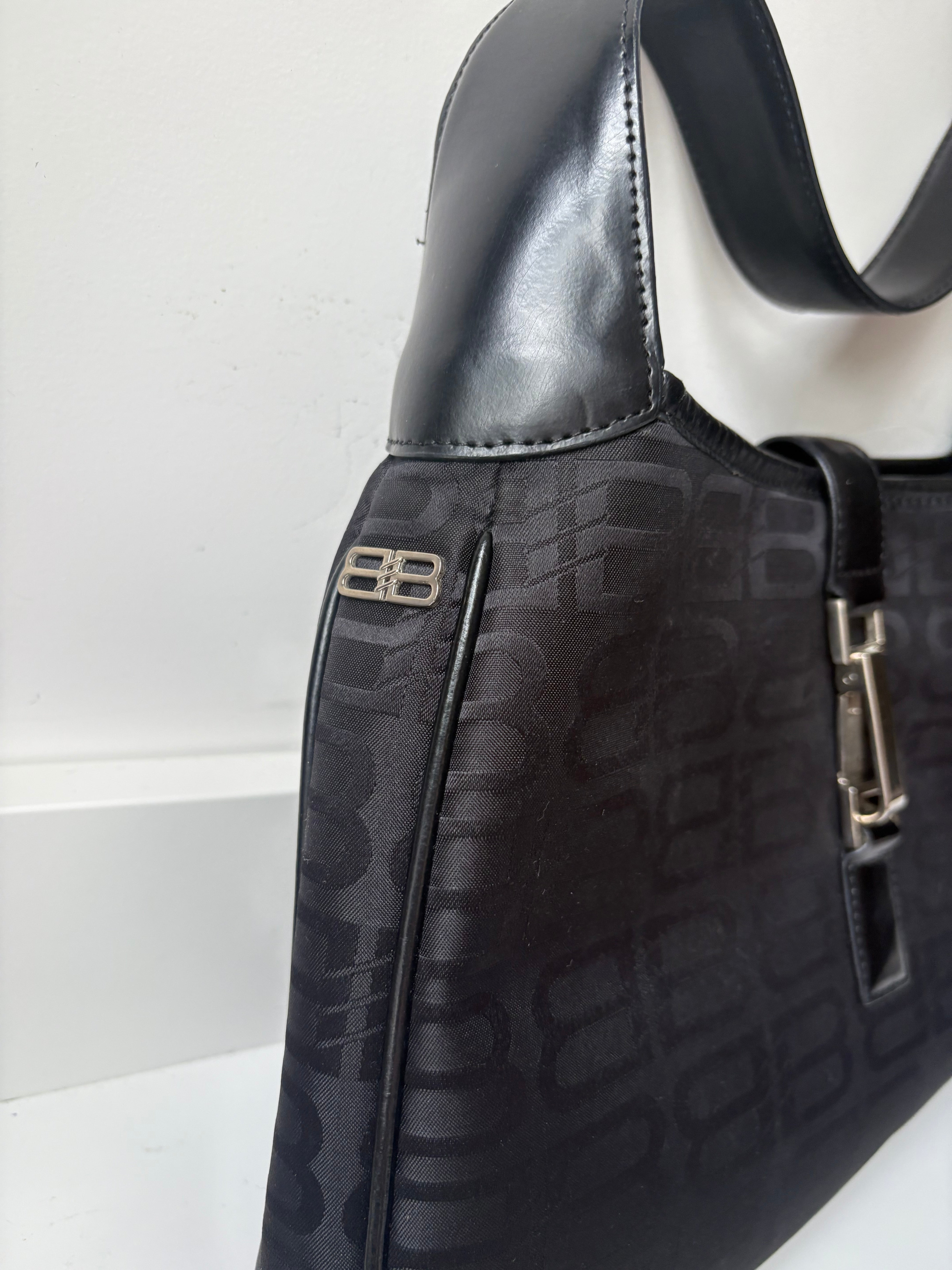 Balenciaga Hobo Bag en lona monogram “BB antiguo” negra