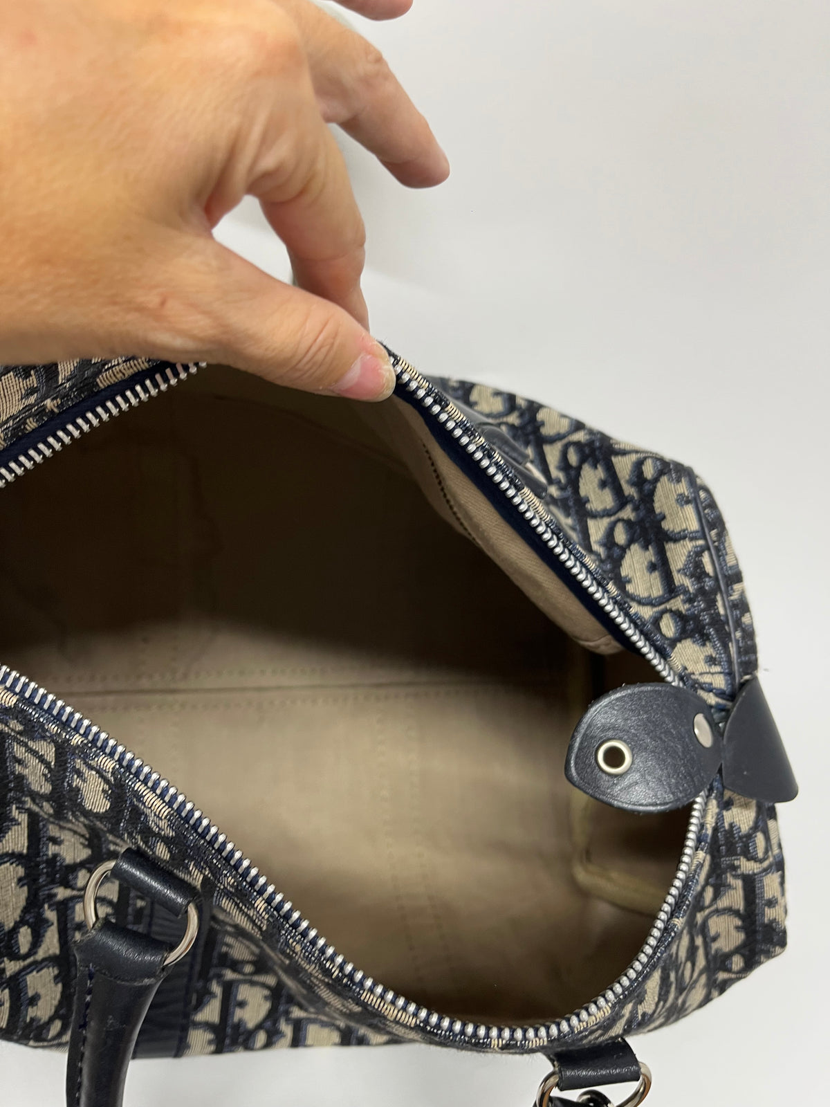 Christian Dior Boston 30 Lona Trotter con Interior en Tela y Bandolera de Borlas