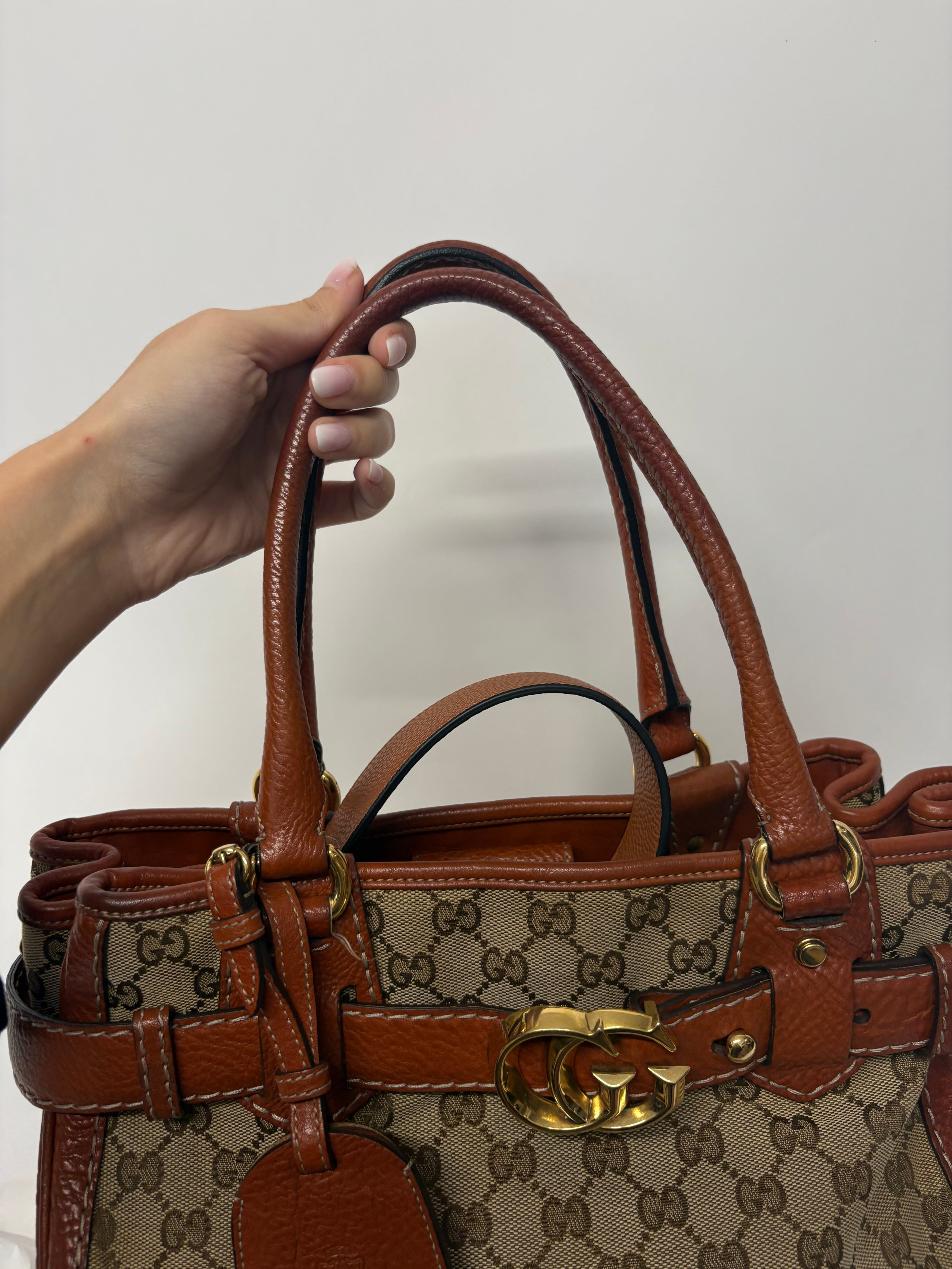 Gucci GG Marmont Tote Small en lona GG Supreme y piel marrón