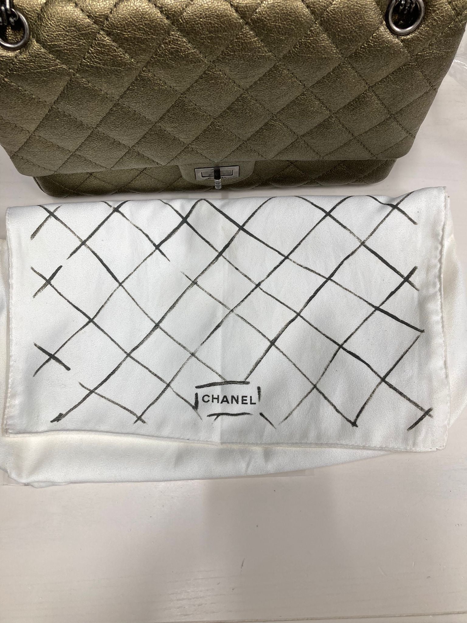 Chanel 2.55 Double Flap 28 en Piel de Ternera Verde Metalizado con Herrajes Gris/Negro