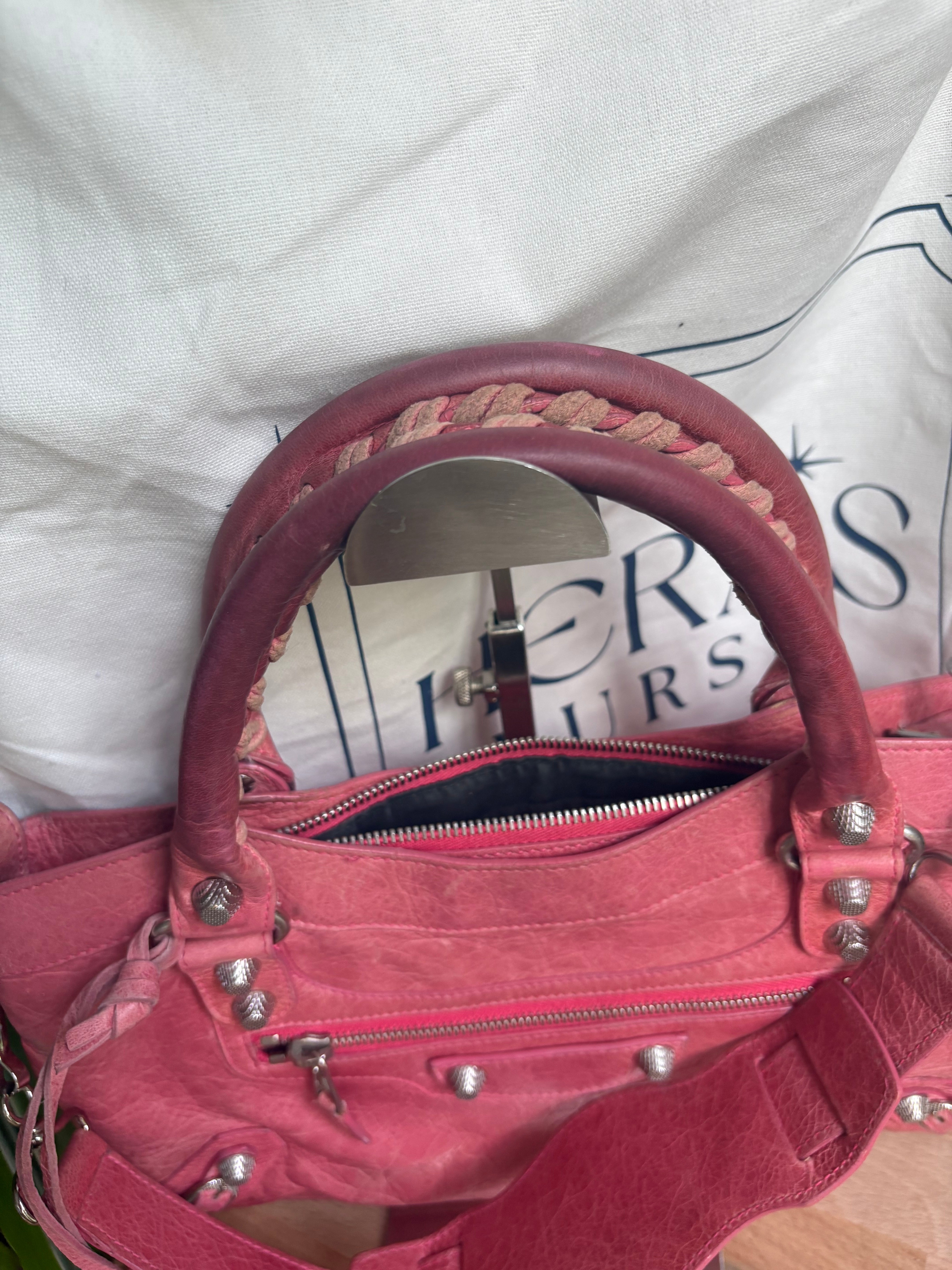 Balenciaga Classic City en rosa con bandolera 2WAY