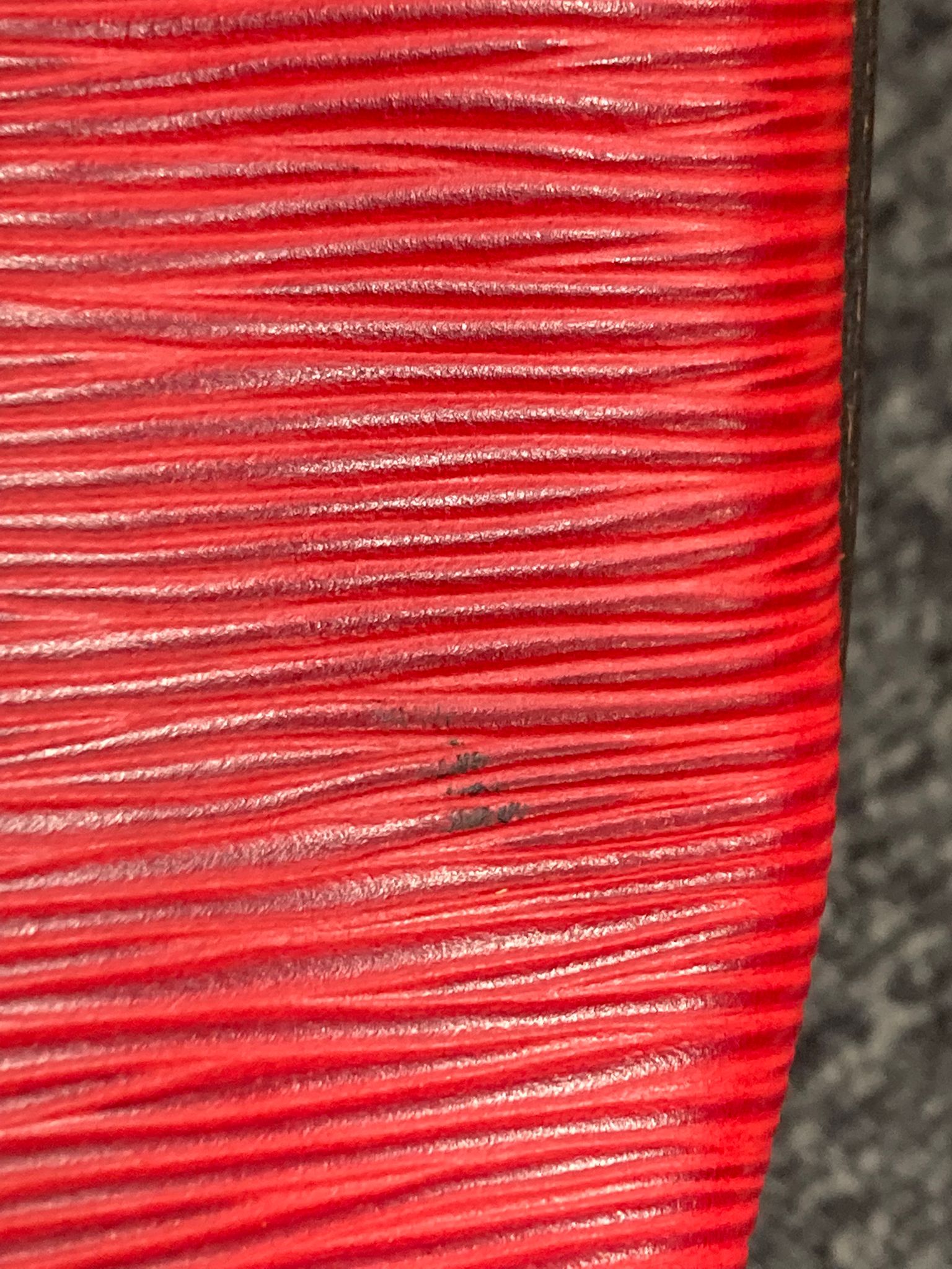 Louis Vuitton Noé Petit en piel Epi roja