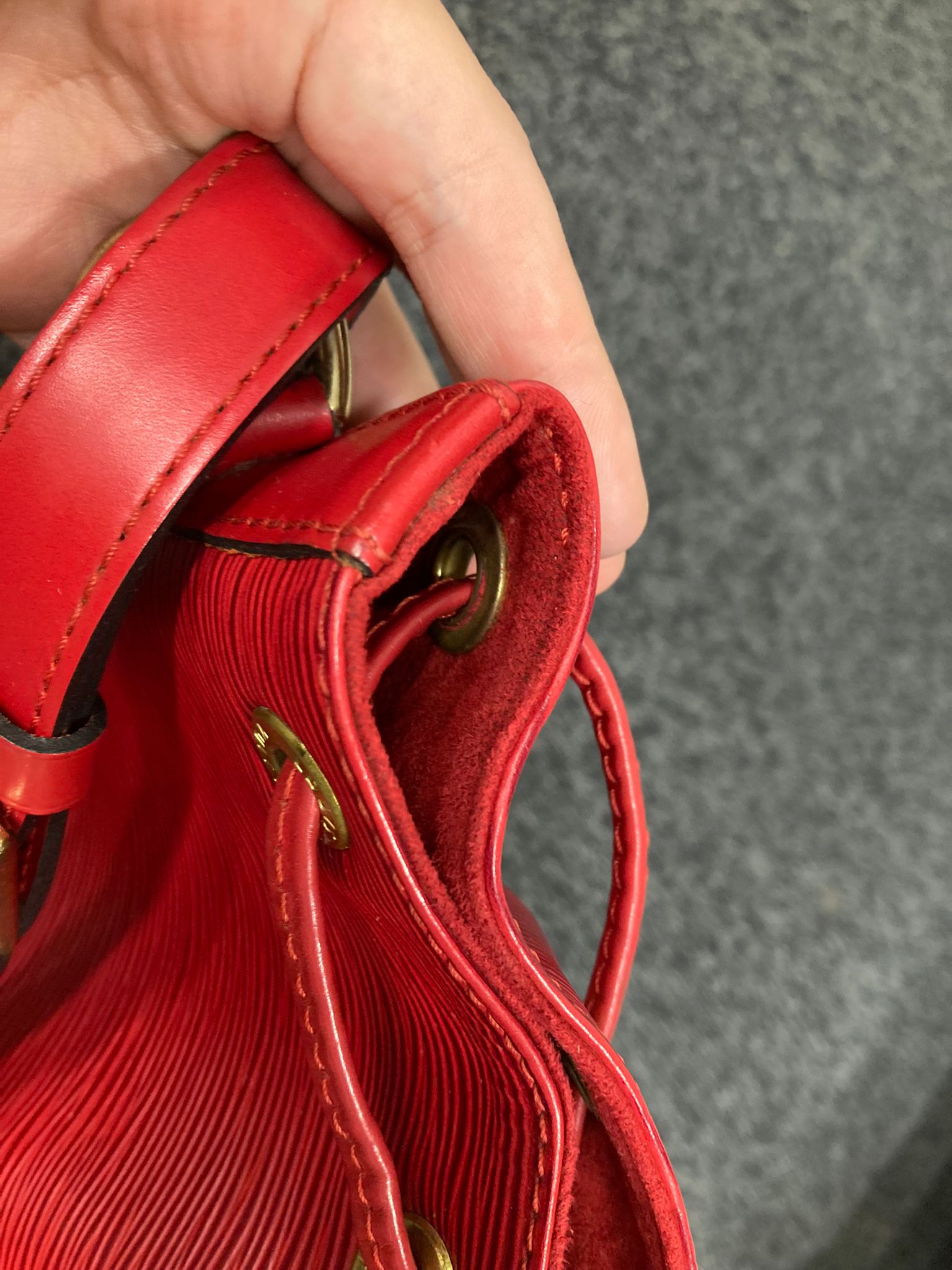 Louis Vuitton Noé Petit en piel Epi roja