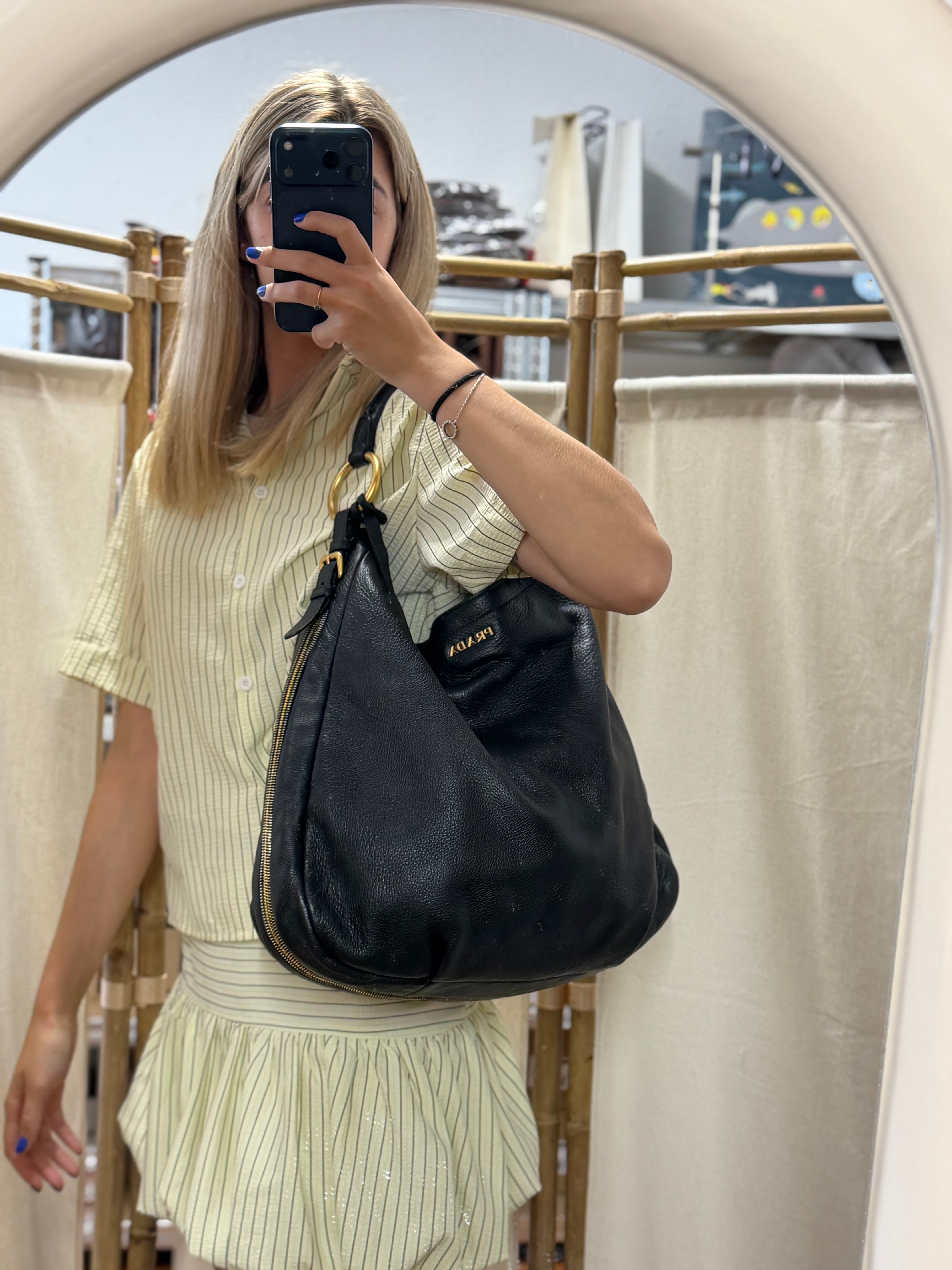 Prada Hobo Oversized en piel negra granulada