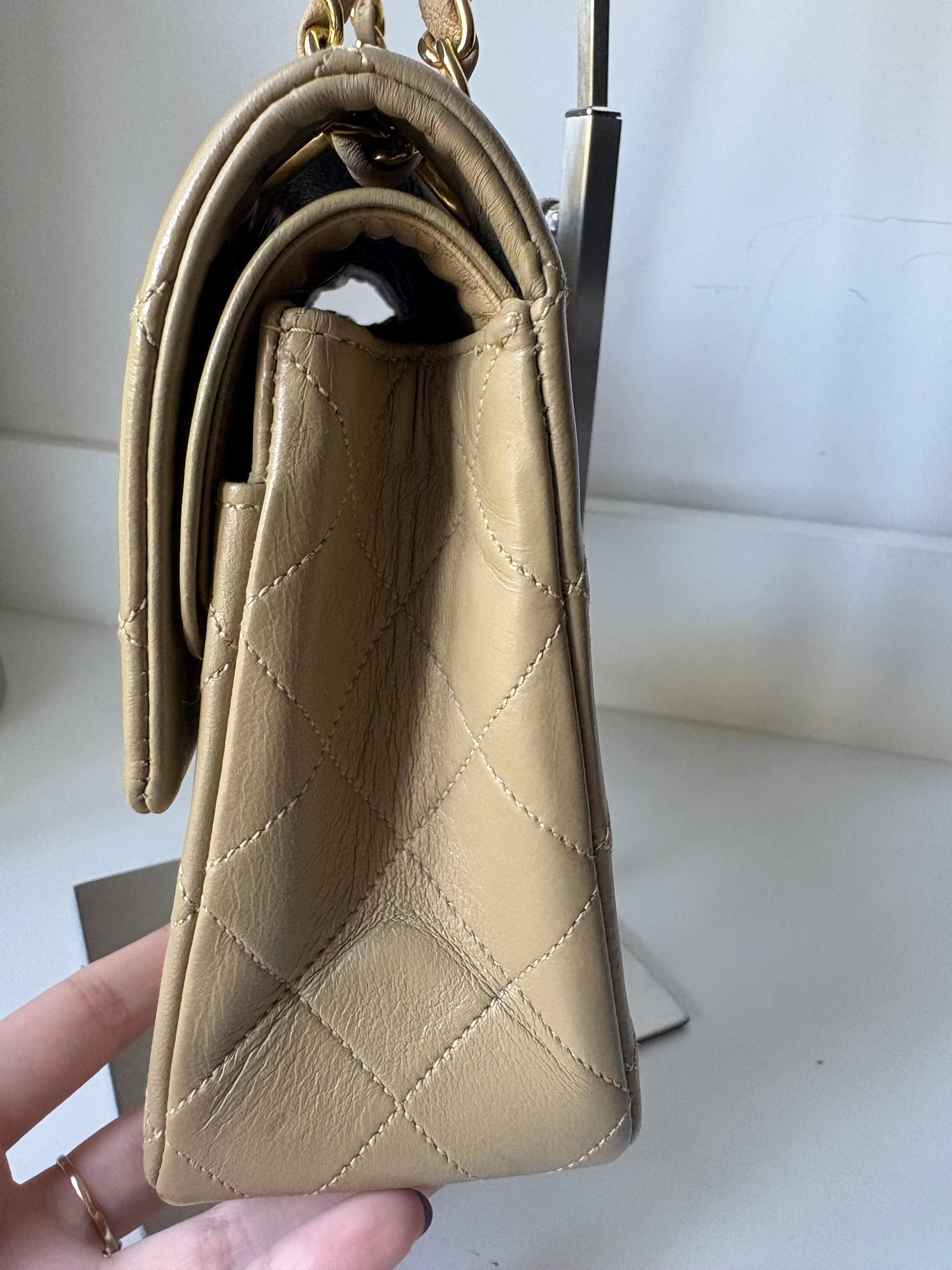 Chanel Timeless Double Flap 22 Beige en piel de cordero