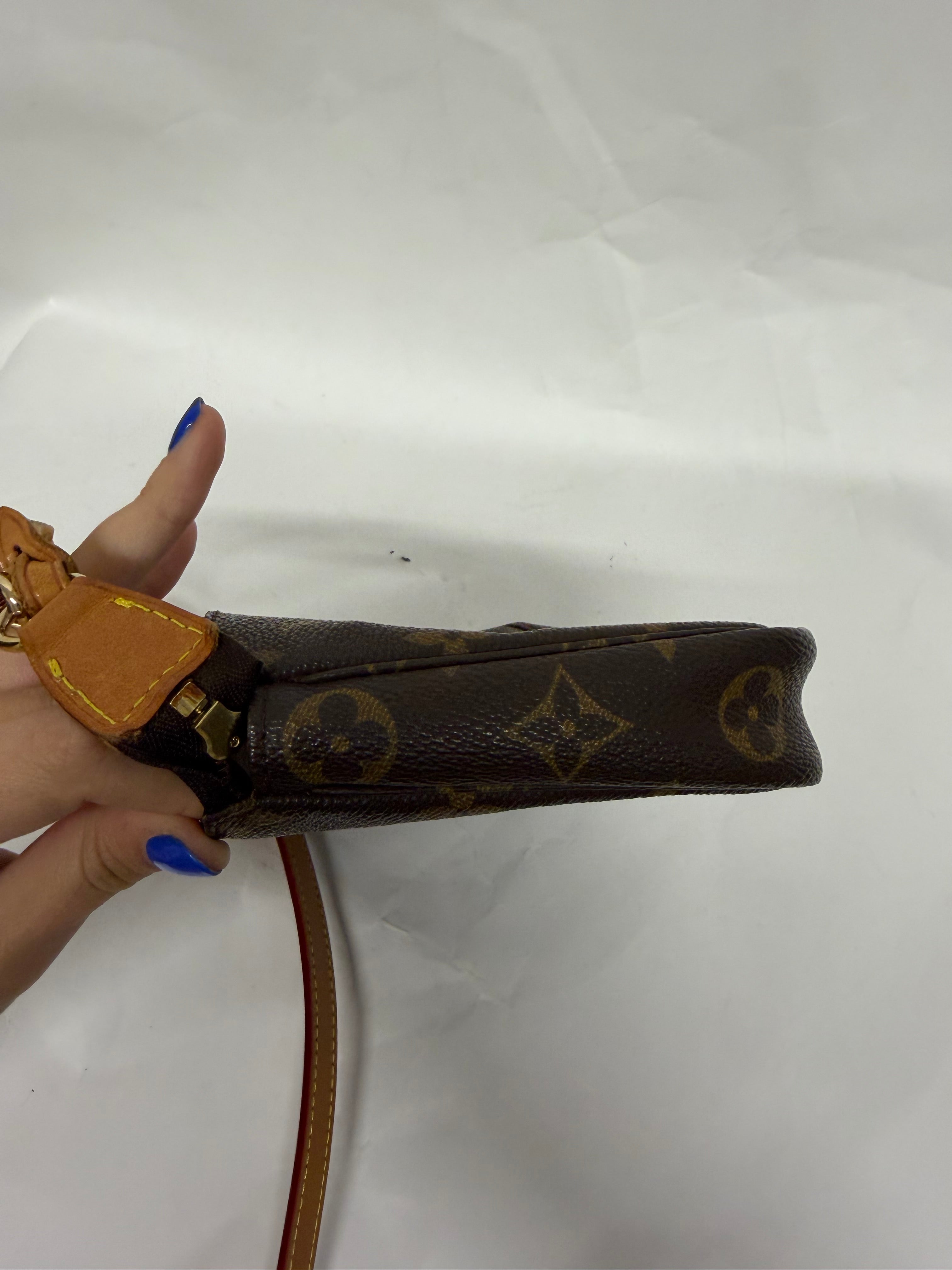 Louis Vuitton Pochette Accessoires monogram con 2 bandoleras extra