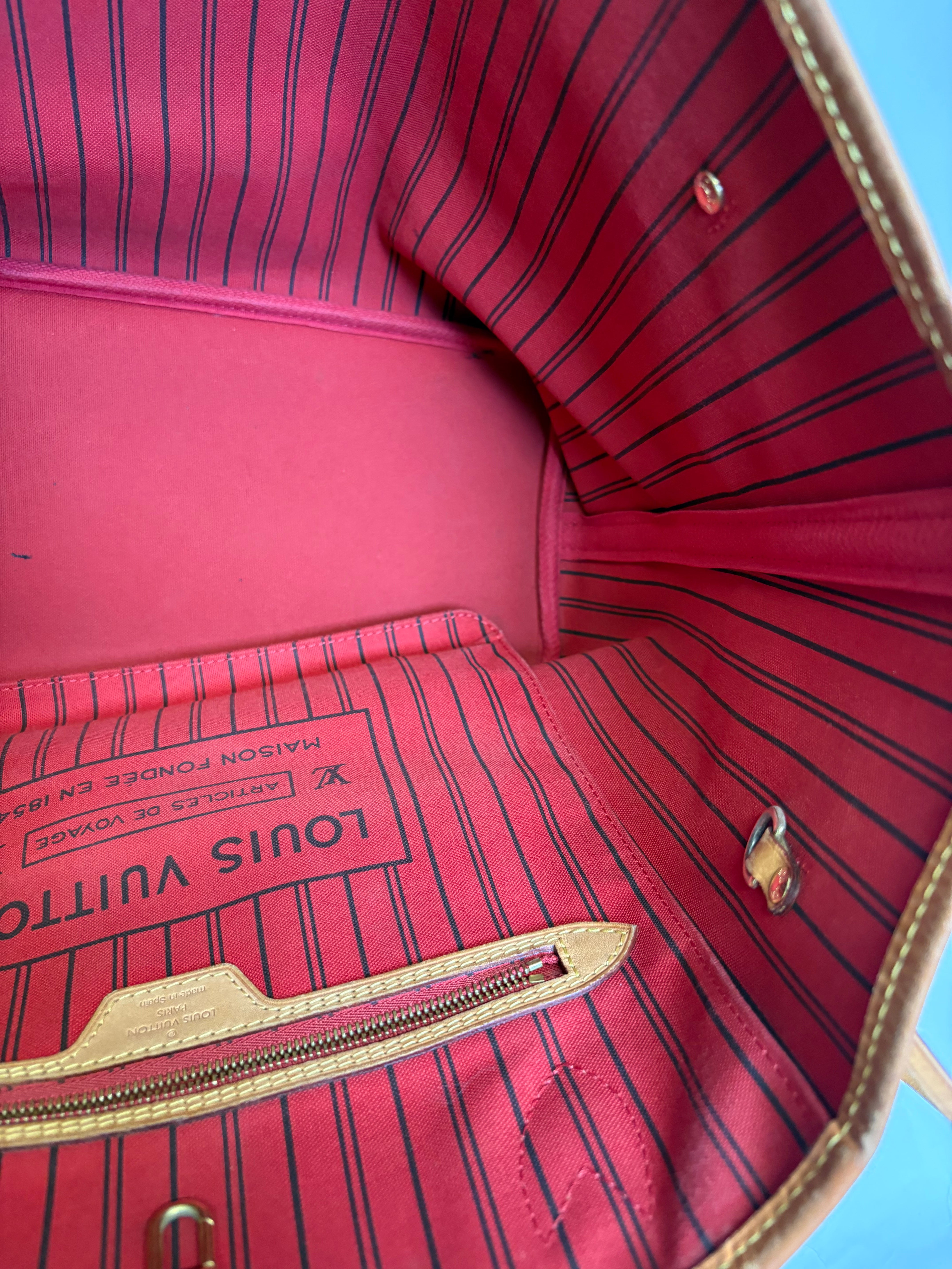 Louis Vuitton Neverfull MM Monogram y rojo