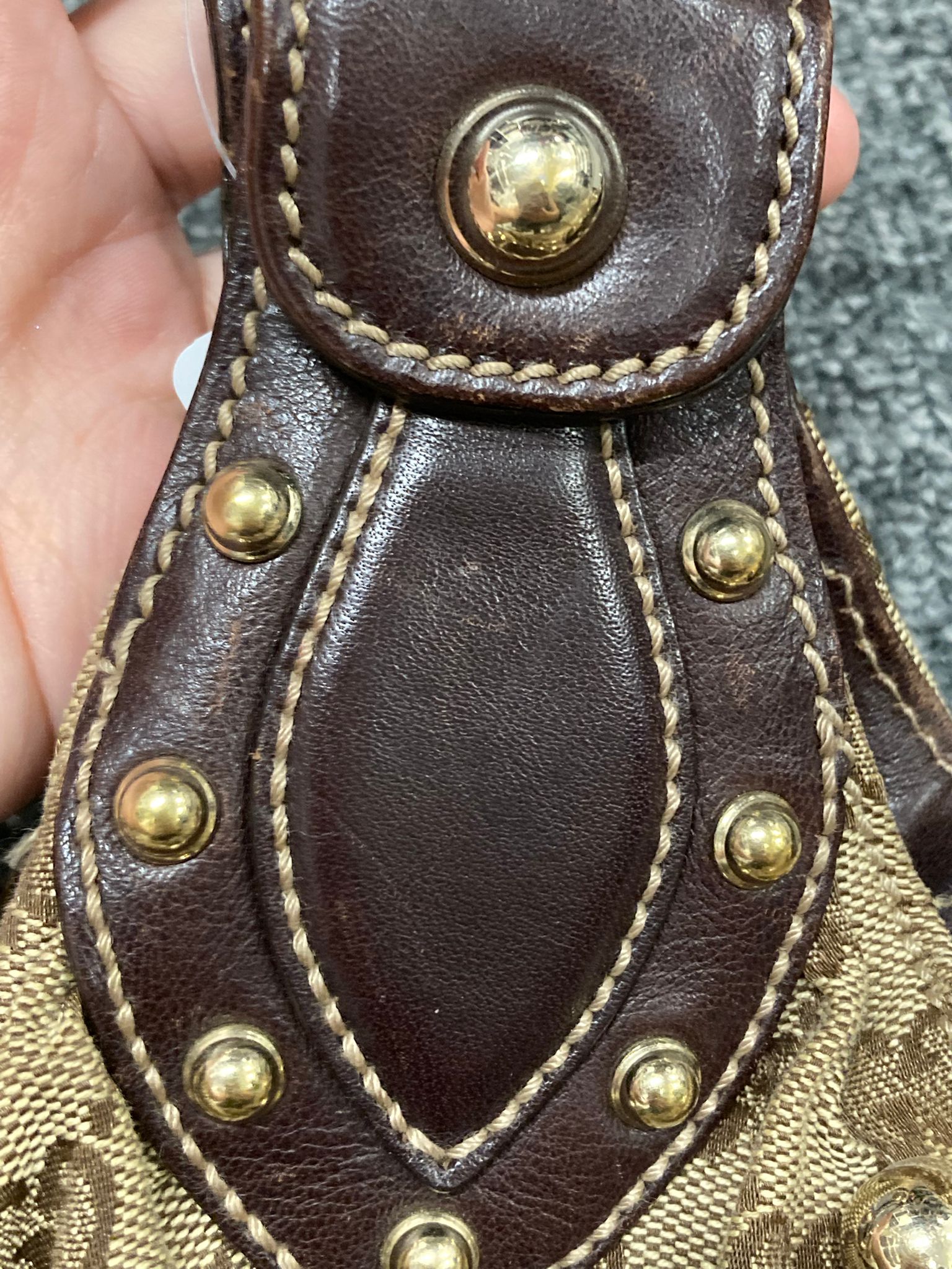 Gucci Pelham GG canvas y tachuelas