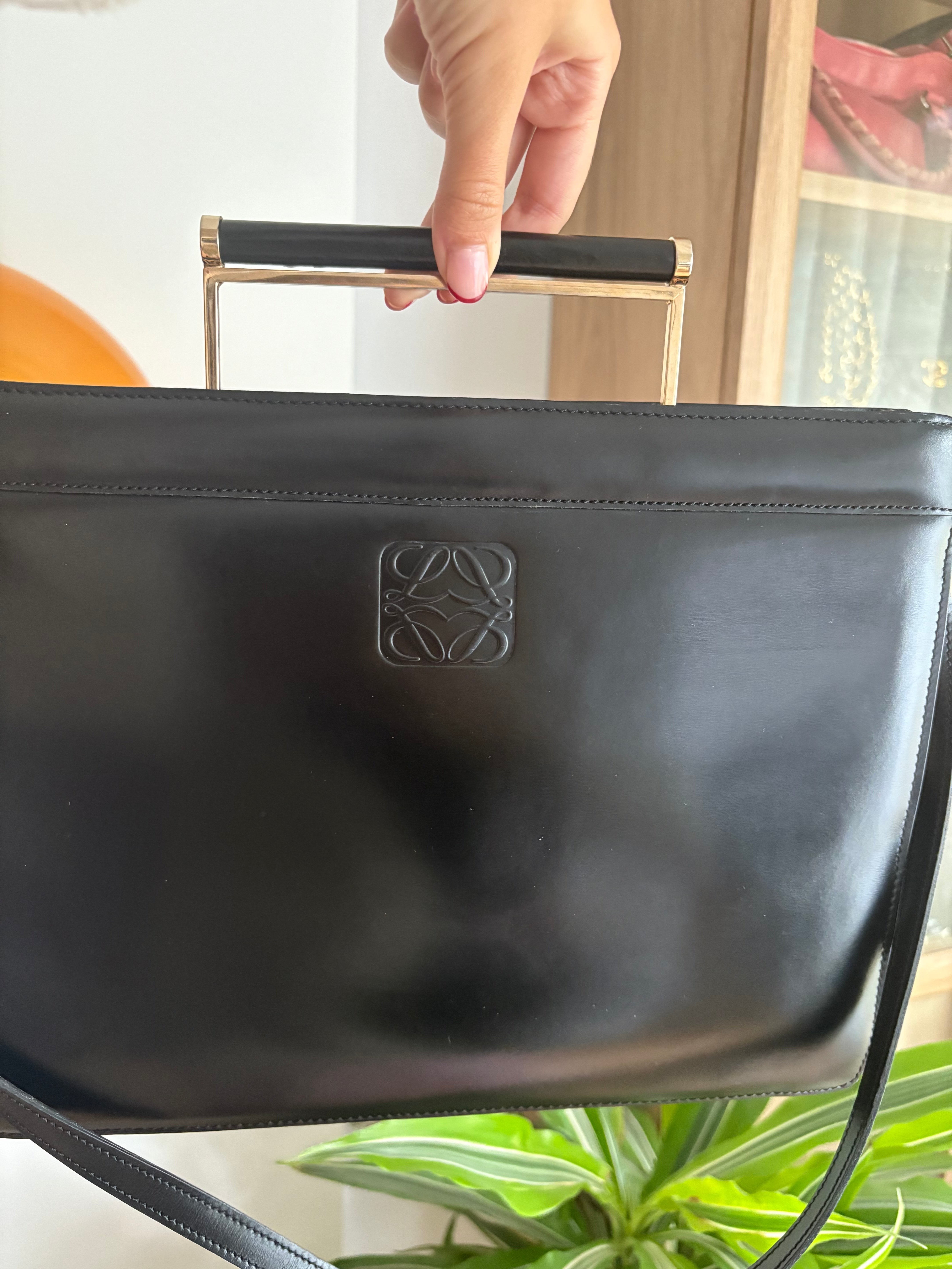 LOEWE Vintage Anagram Frame Bag en piel negra