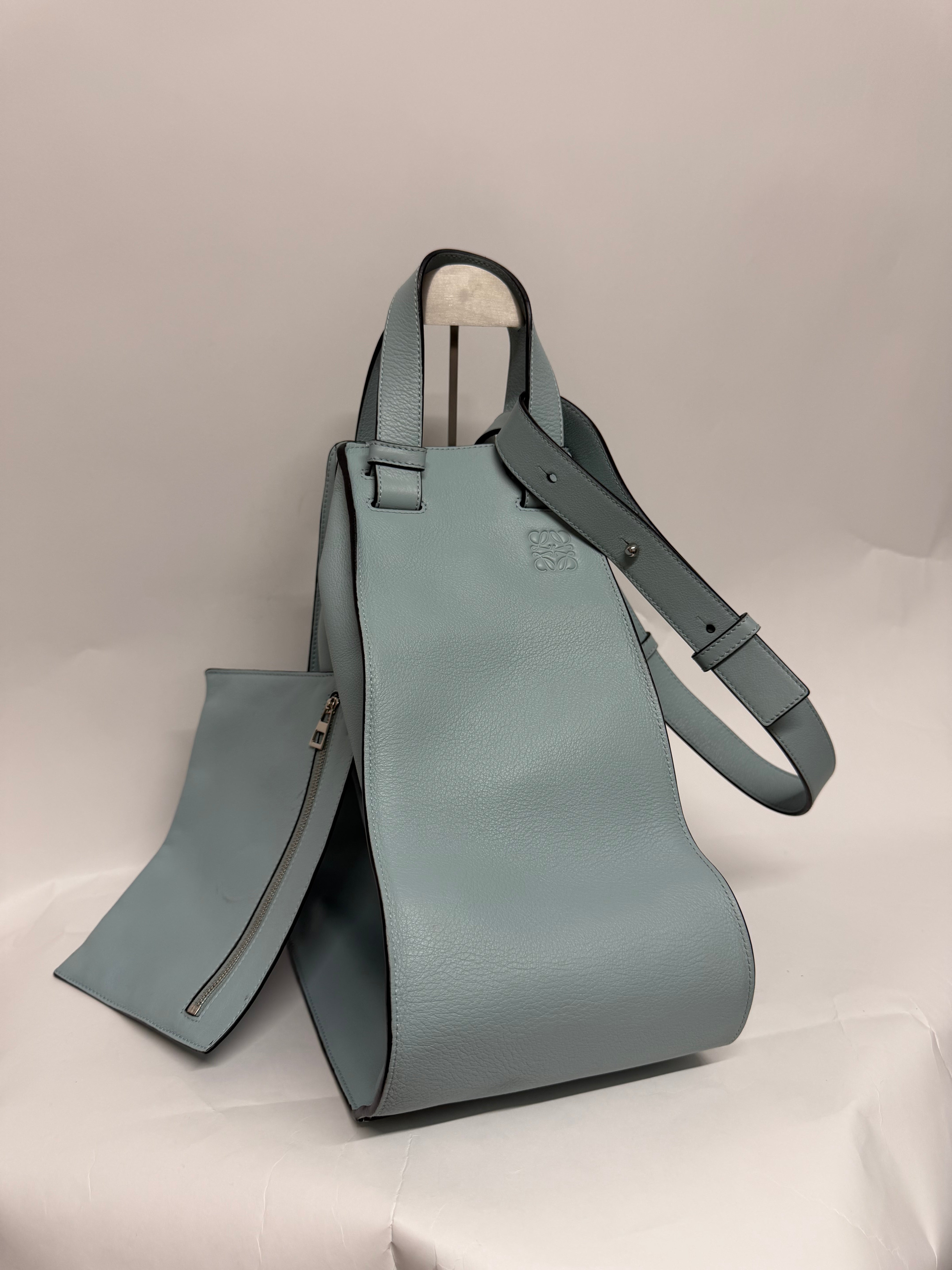 Loewe hammock Grande azul cielo con pouch