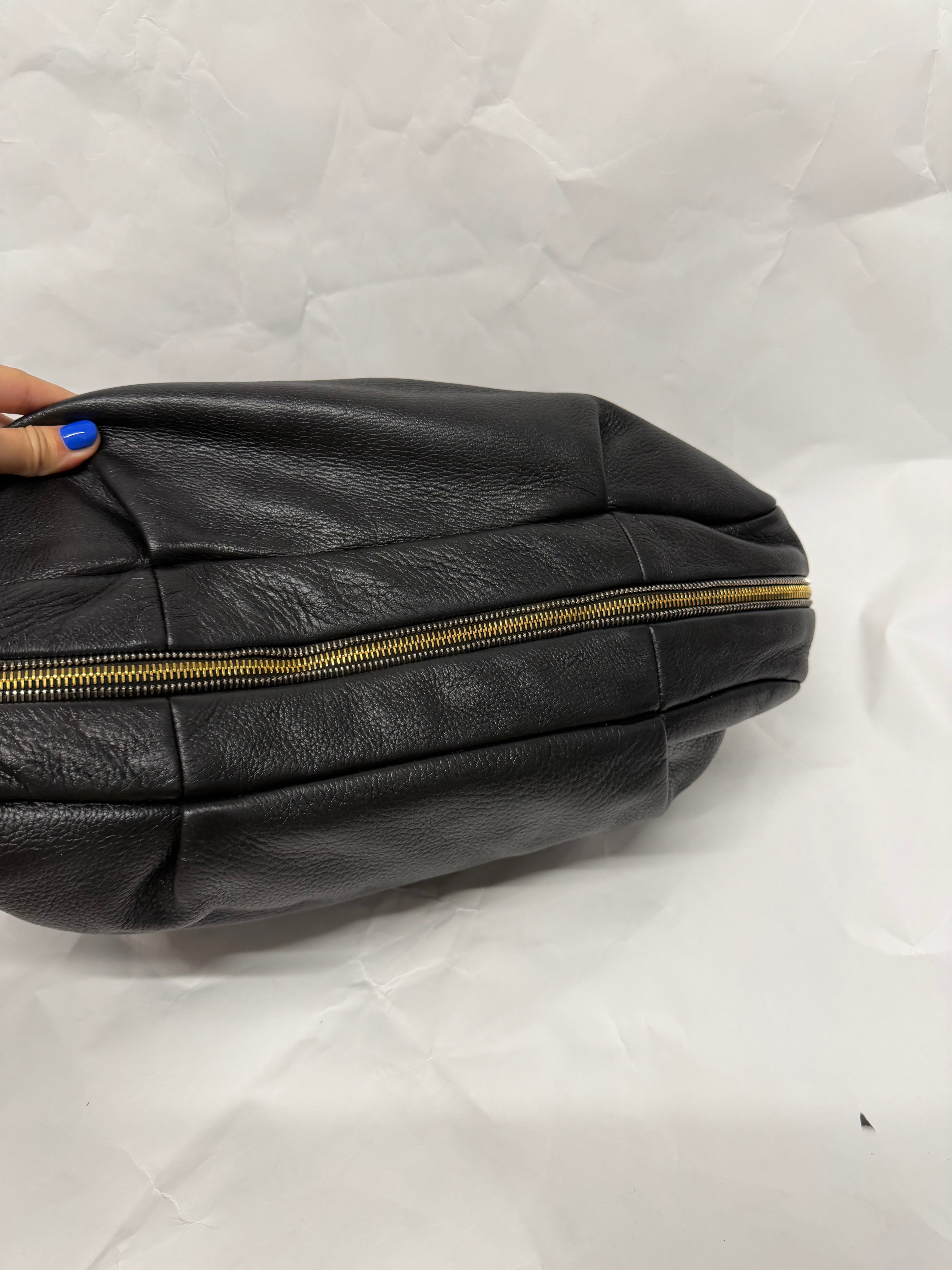 Prada Hobo Oversized en piel negra granulada