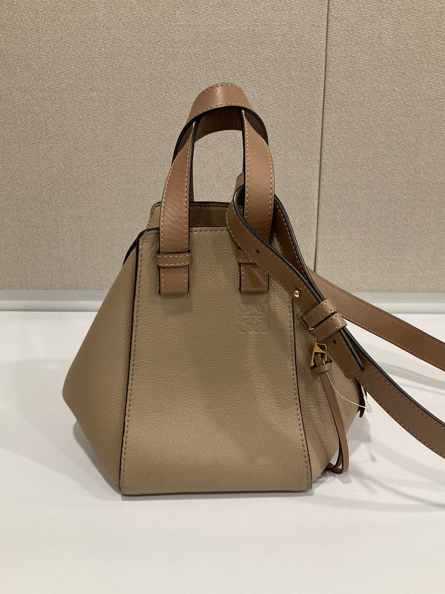 Loewe Hammock Compact en piel de ternera graneada beige