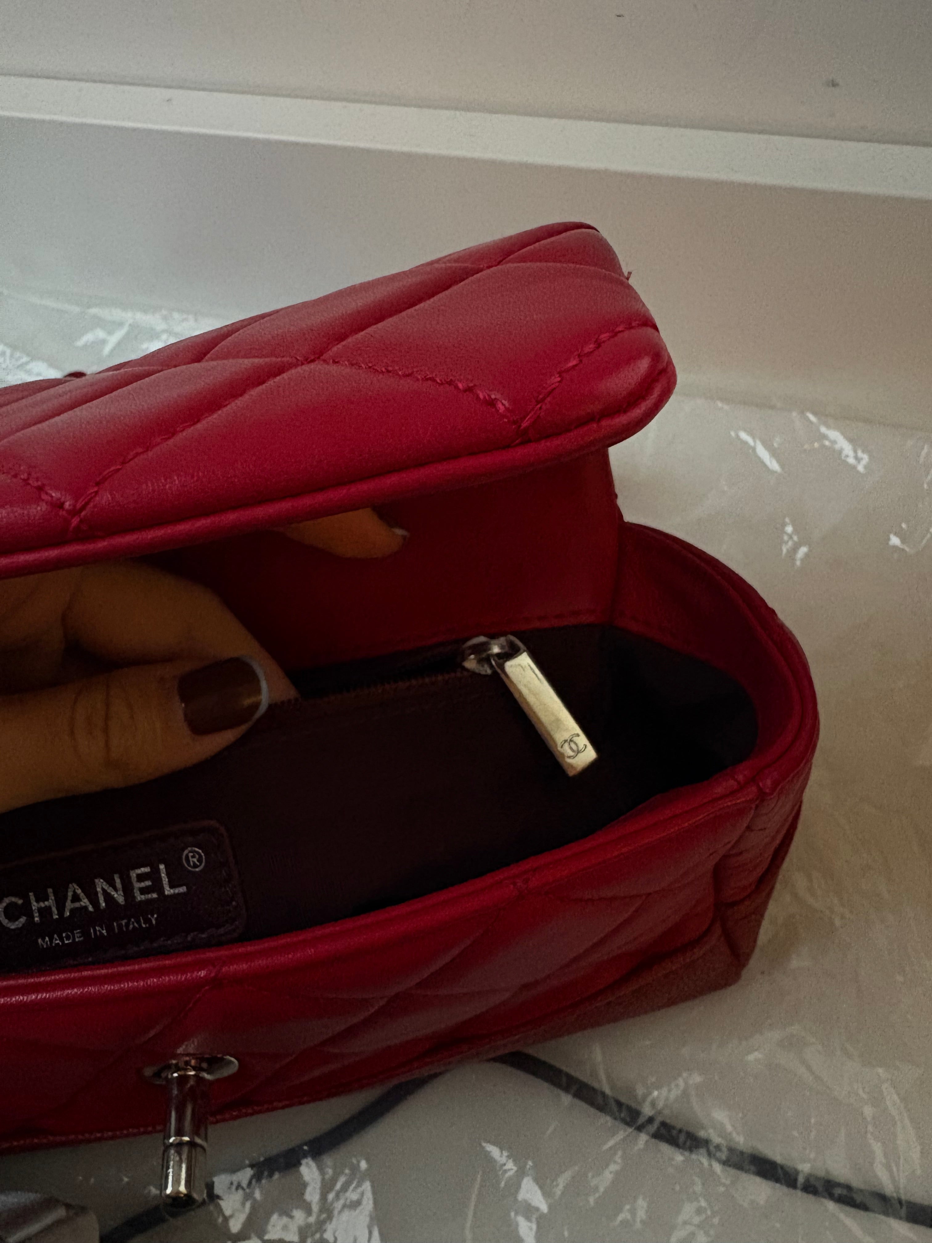 Chanel Mini Flap Medallion Charm rojo -  Métiers d’Art Paris–Rome 2015