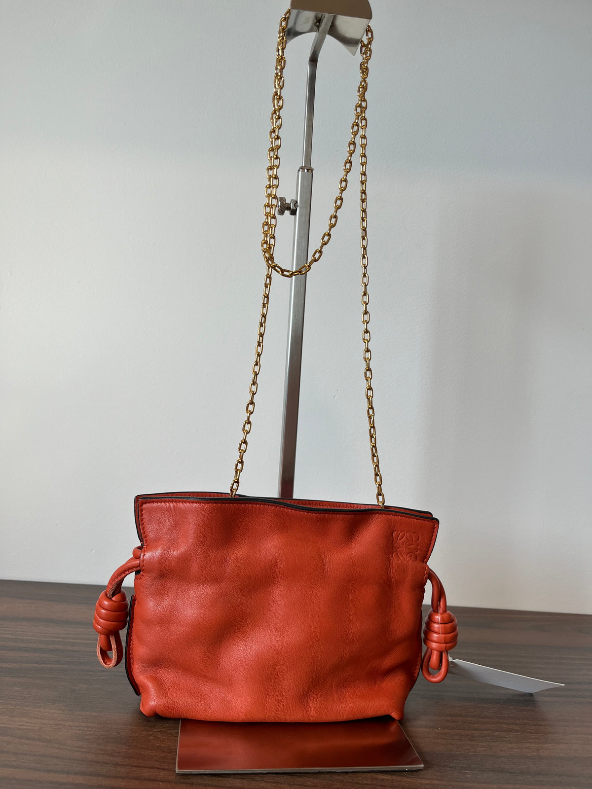 Loewe Flamenco Nano Piel Coral con Bandolera de Cadena Dorada