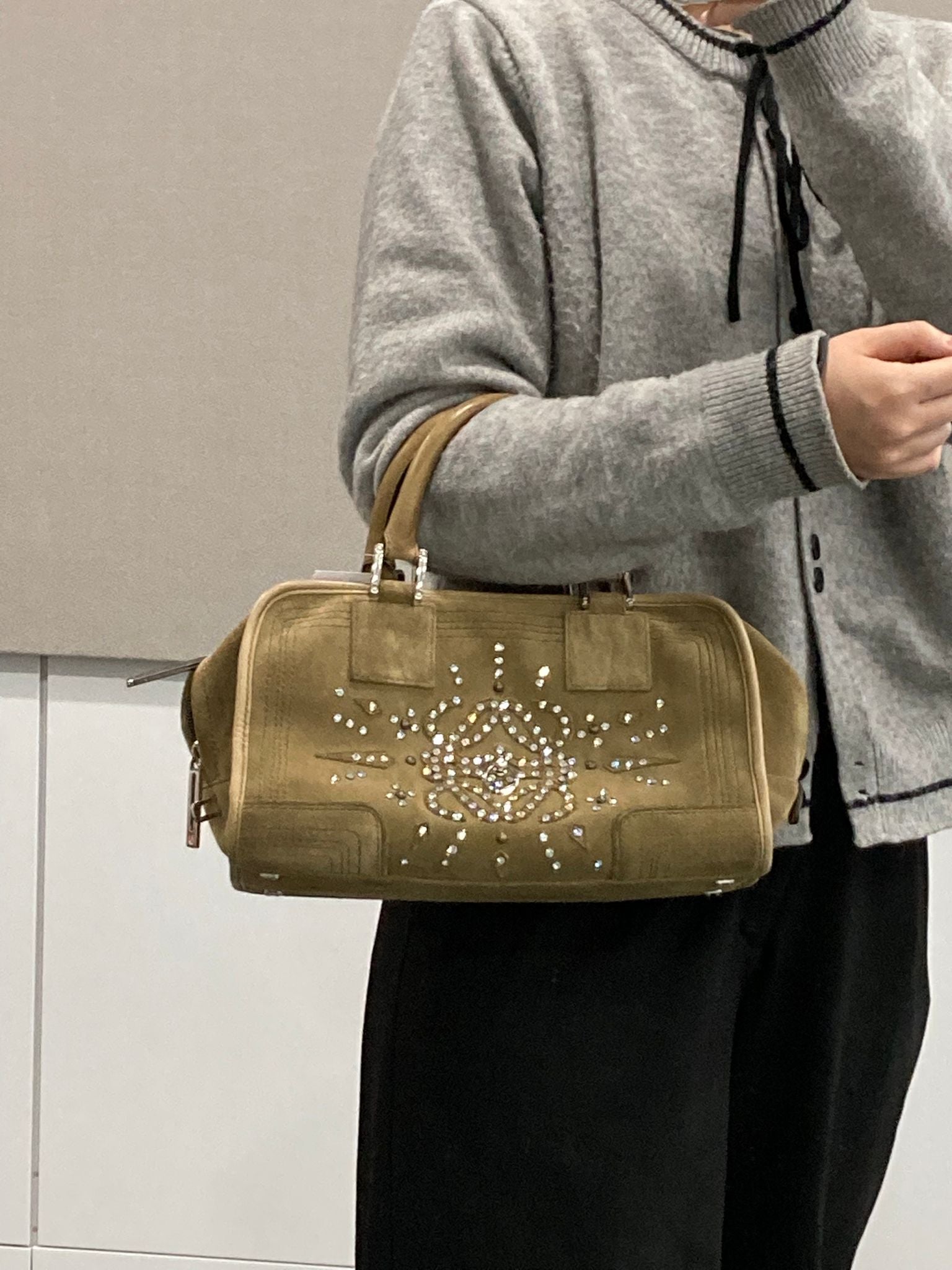 Loewe Amazona 28 en ante khaki con detalles plateados