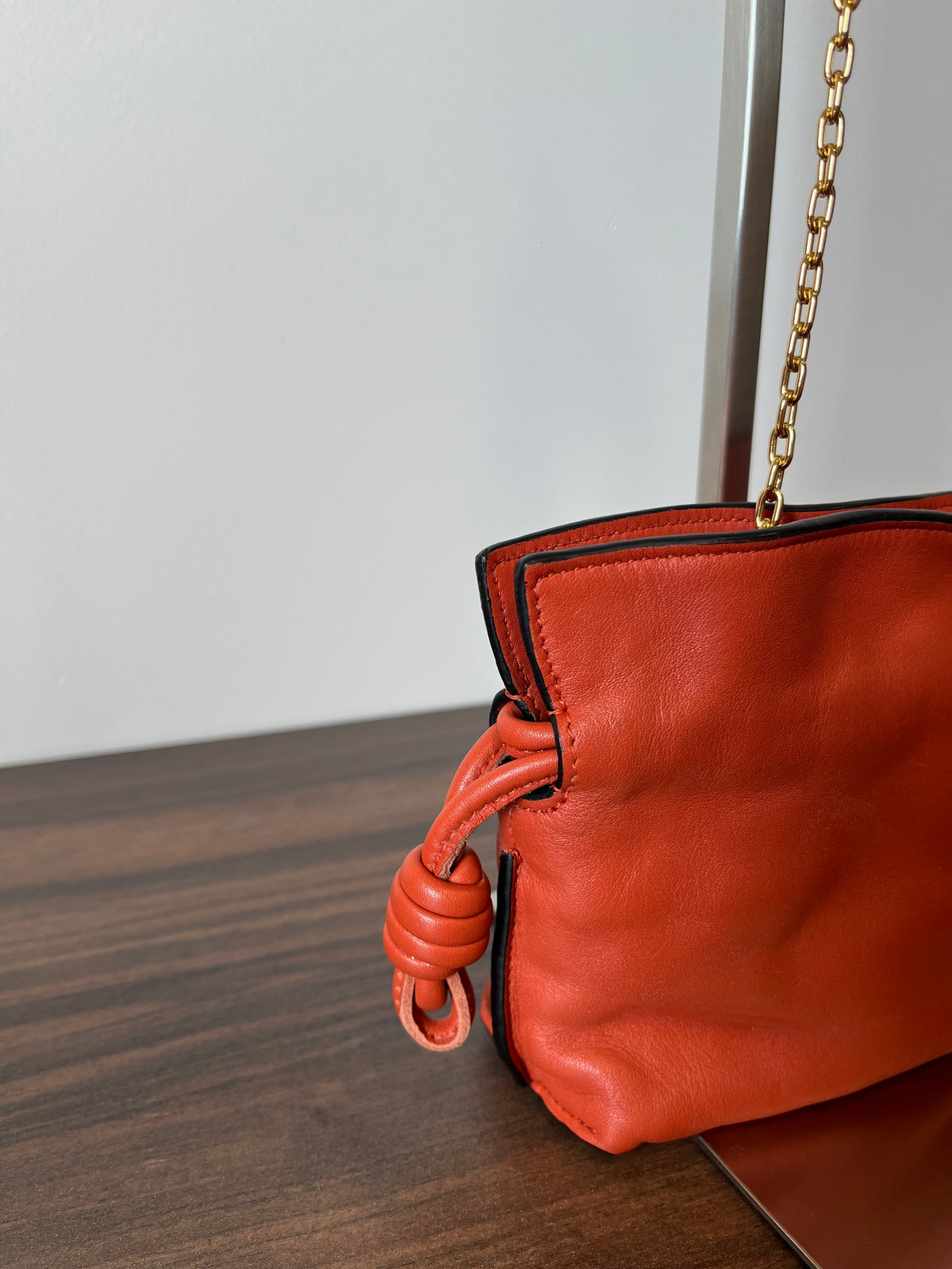 Loewe Flamenco Nano Piel Coral con Bandolera de Cadena Dorada