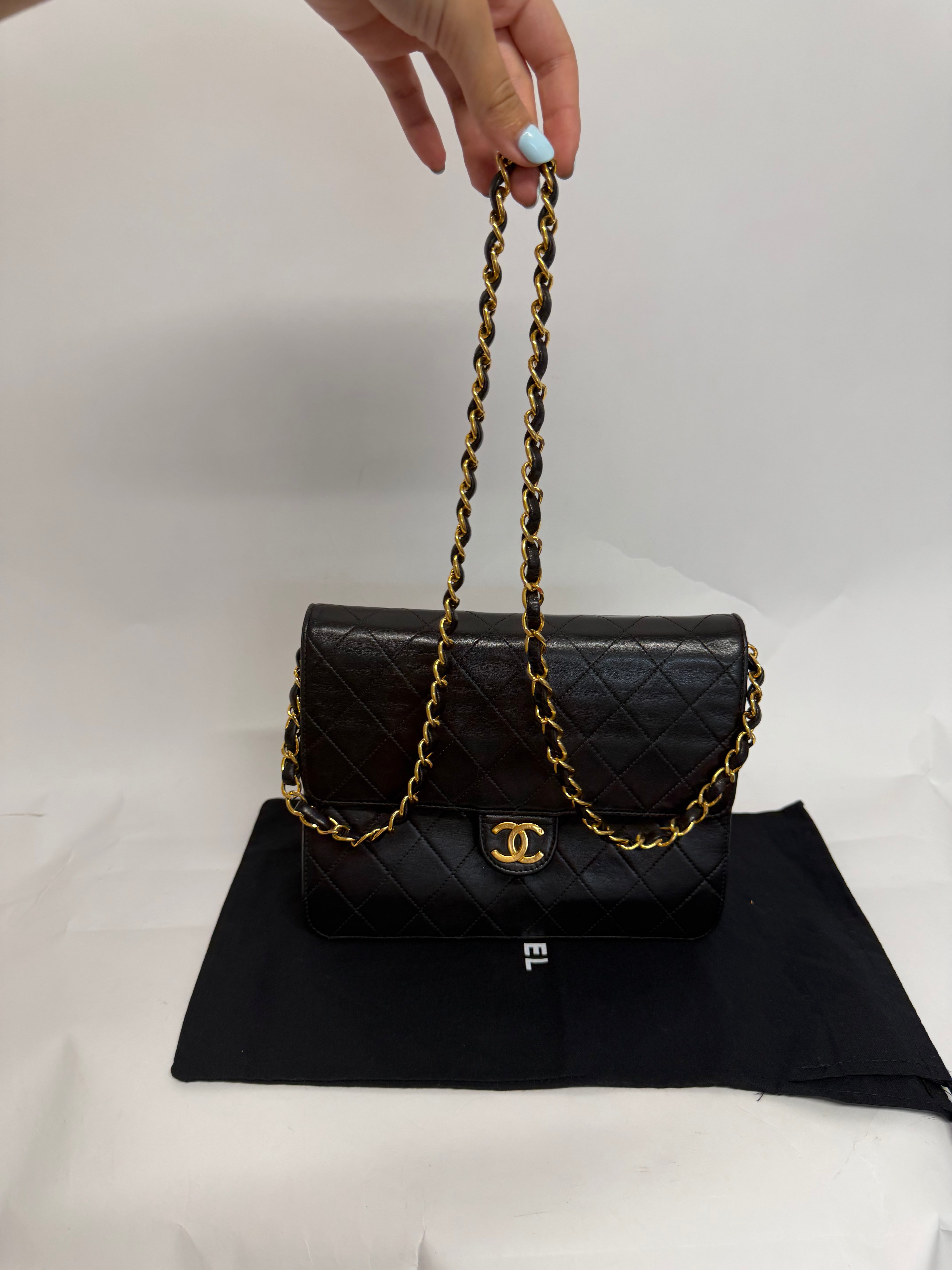 Chanel timeless Push Lock 22 Matelassé Cadena Piel Cordero Negra