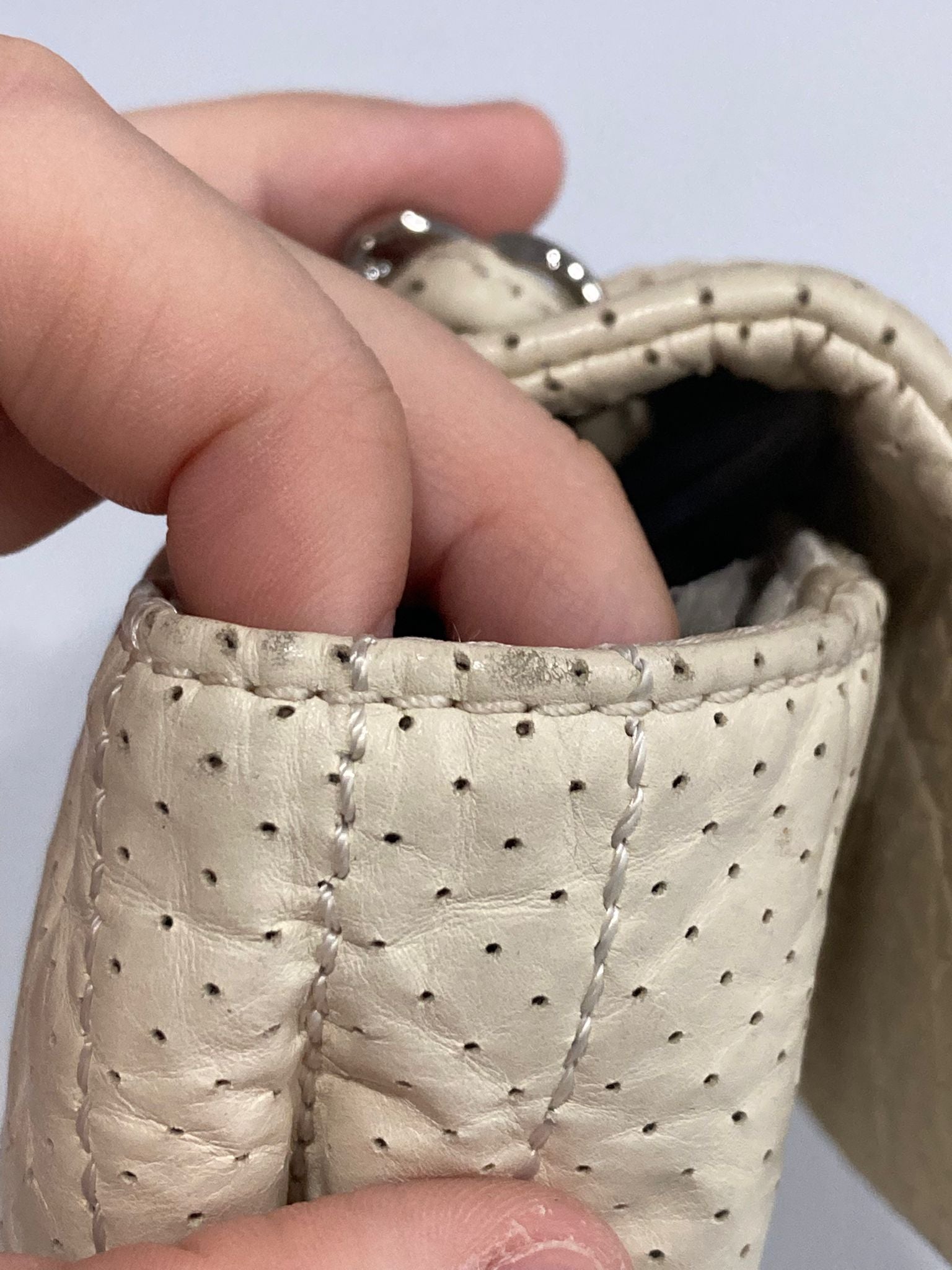 Chanel one flap acolchado perforado blanco roto