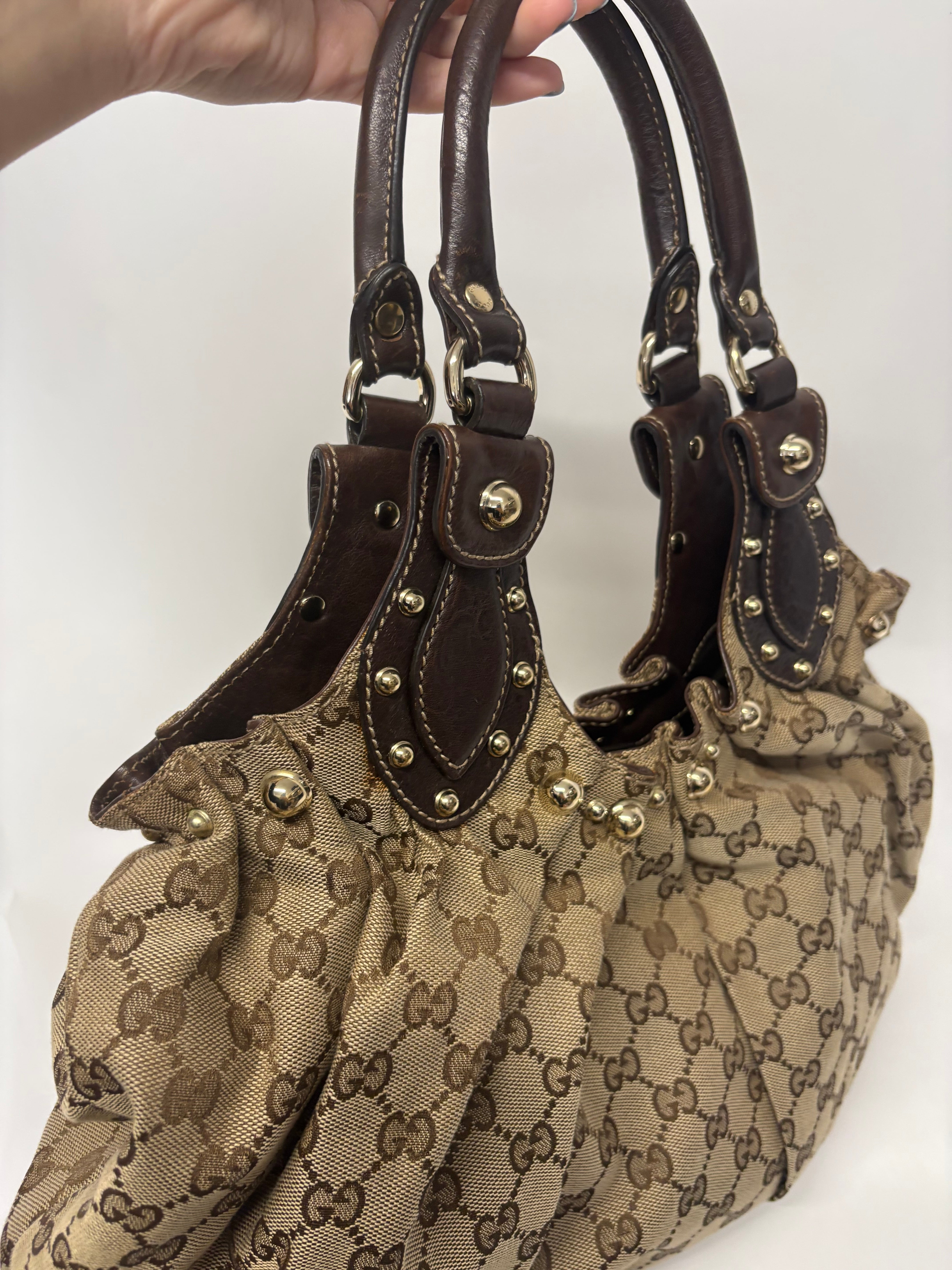 Gucci Pelham Tote GG Supreme Beige con Asas de Piel Marrón y Tachuelas Doradas mediano