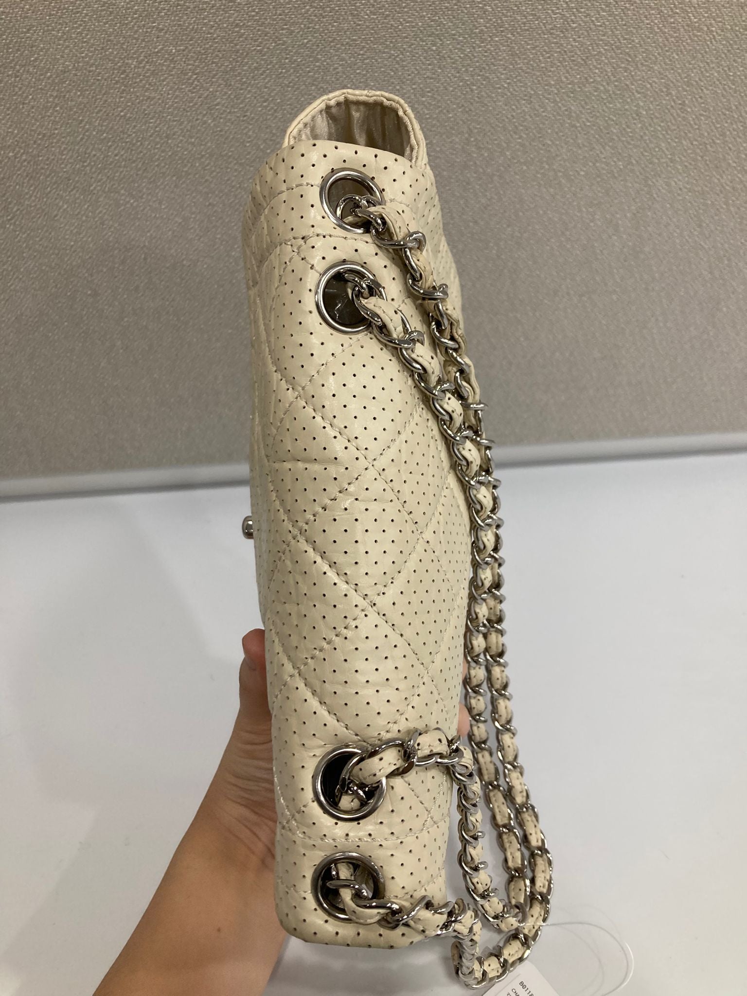 Chanel one flap acolchado perforado blanco roto
