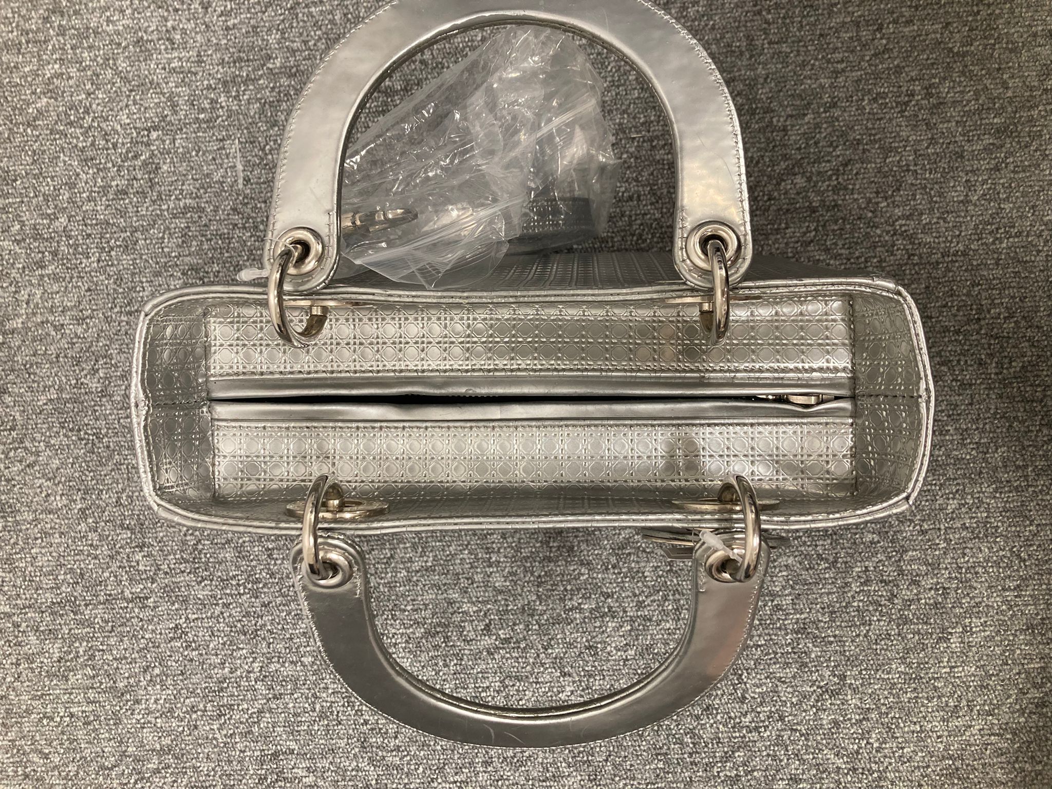 Christian Dior Lady Dior Cannage – Piel plateada