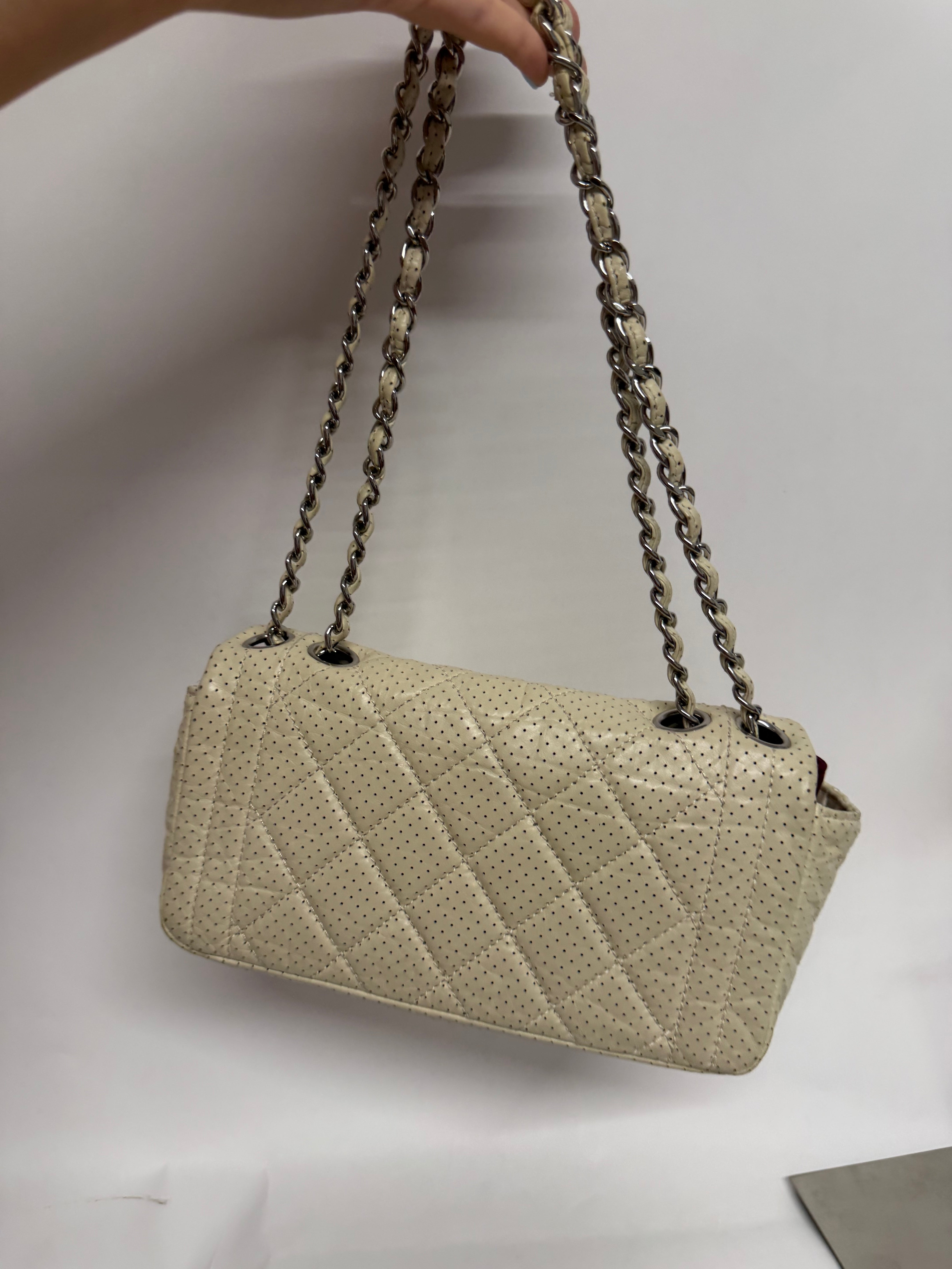 Chanel One Flap Small · Piel Perforada Marfil · Herrajes Plata