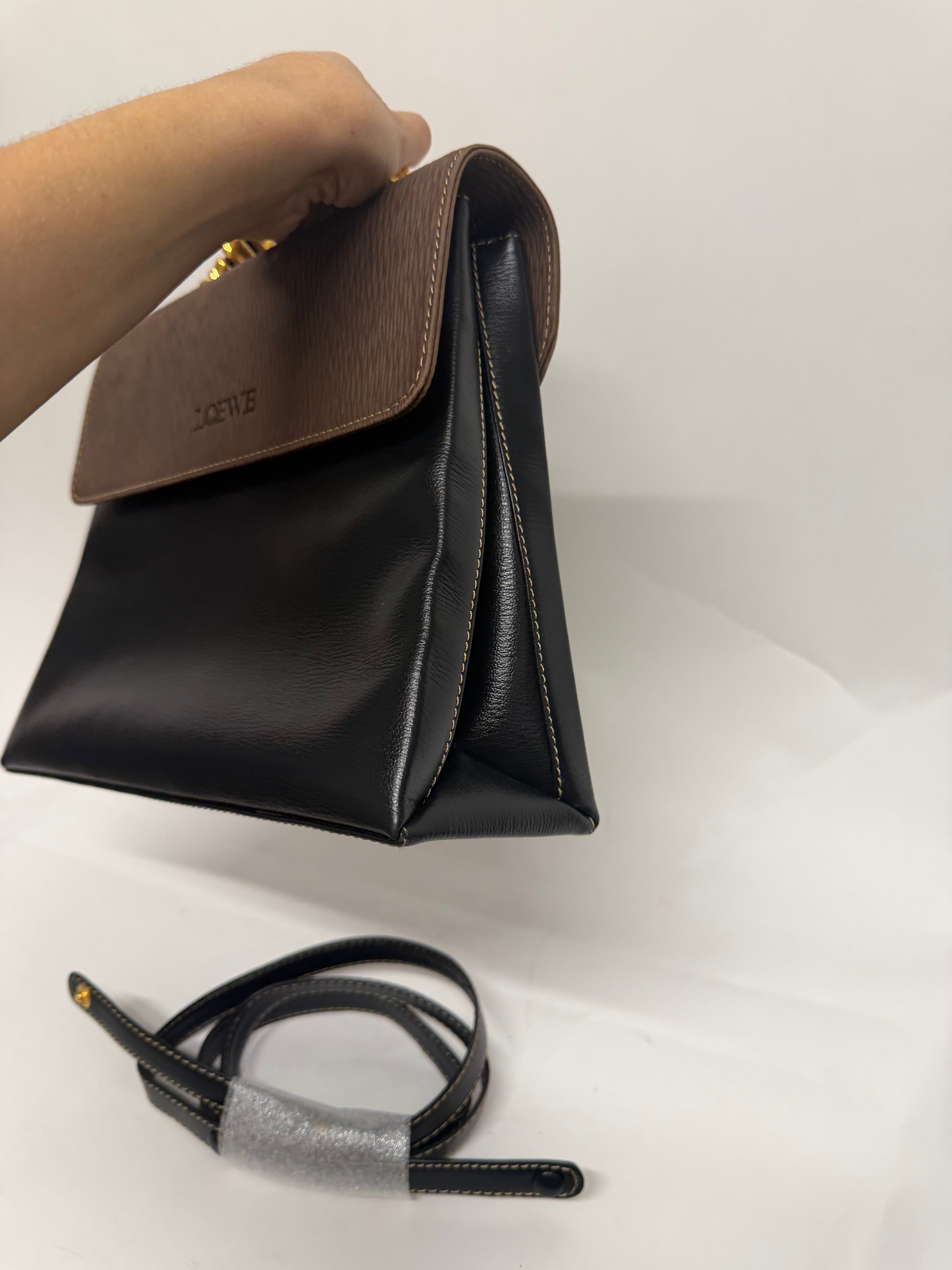 Loewe Velázquez Twist Satchel Piel Negra