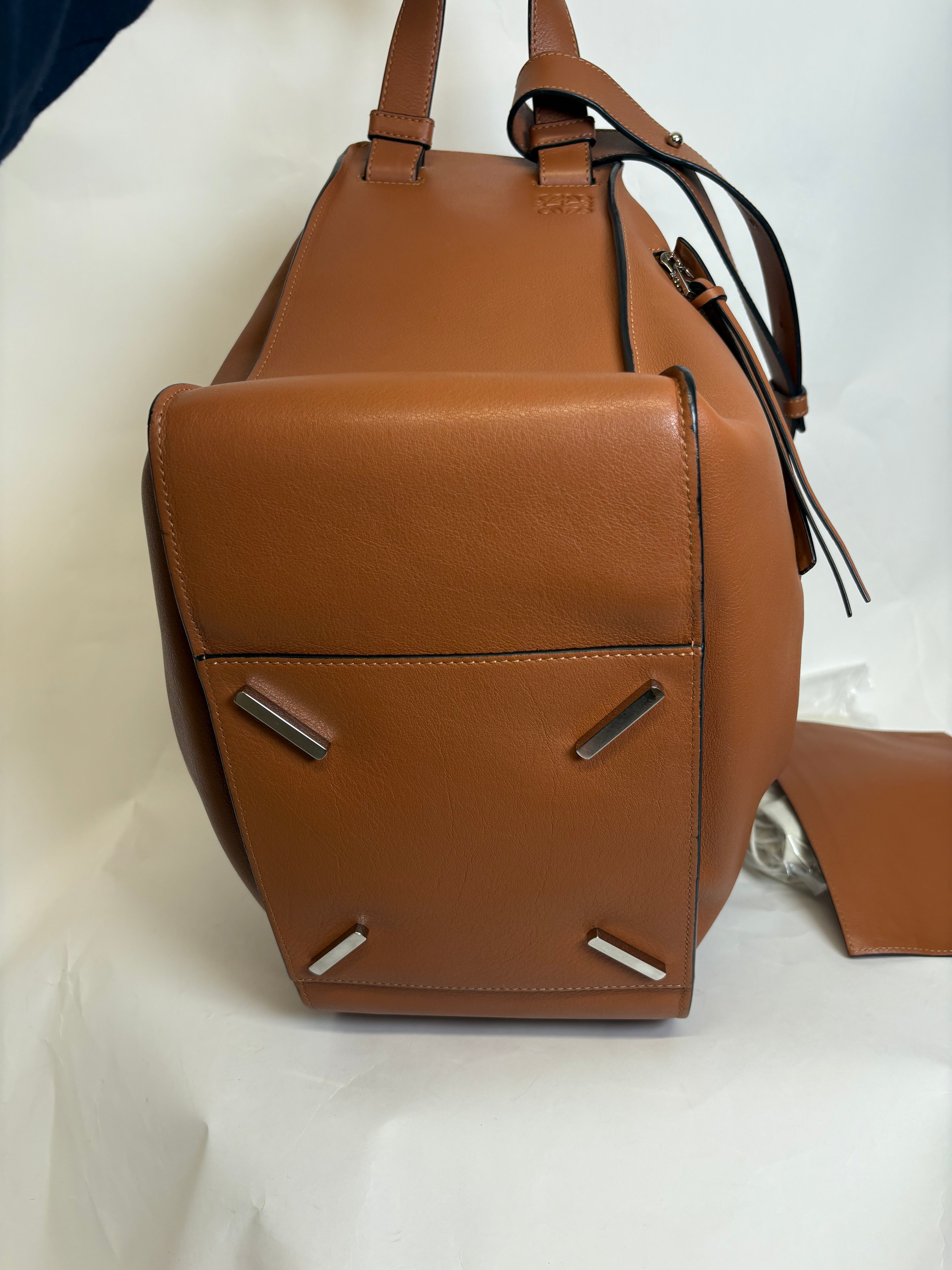 Loewe Hammock Mediano Piel Camel Con Pouch y Bandolera