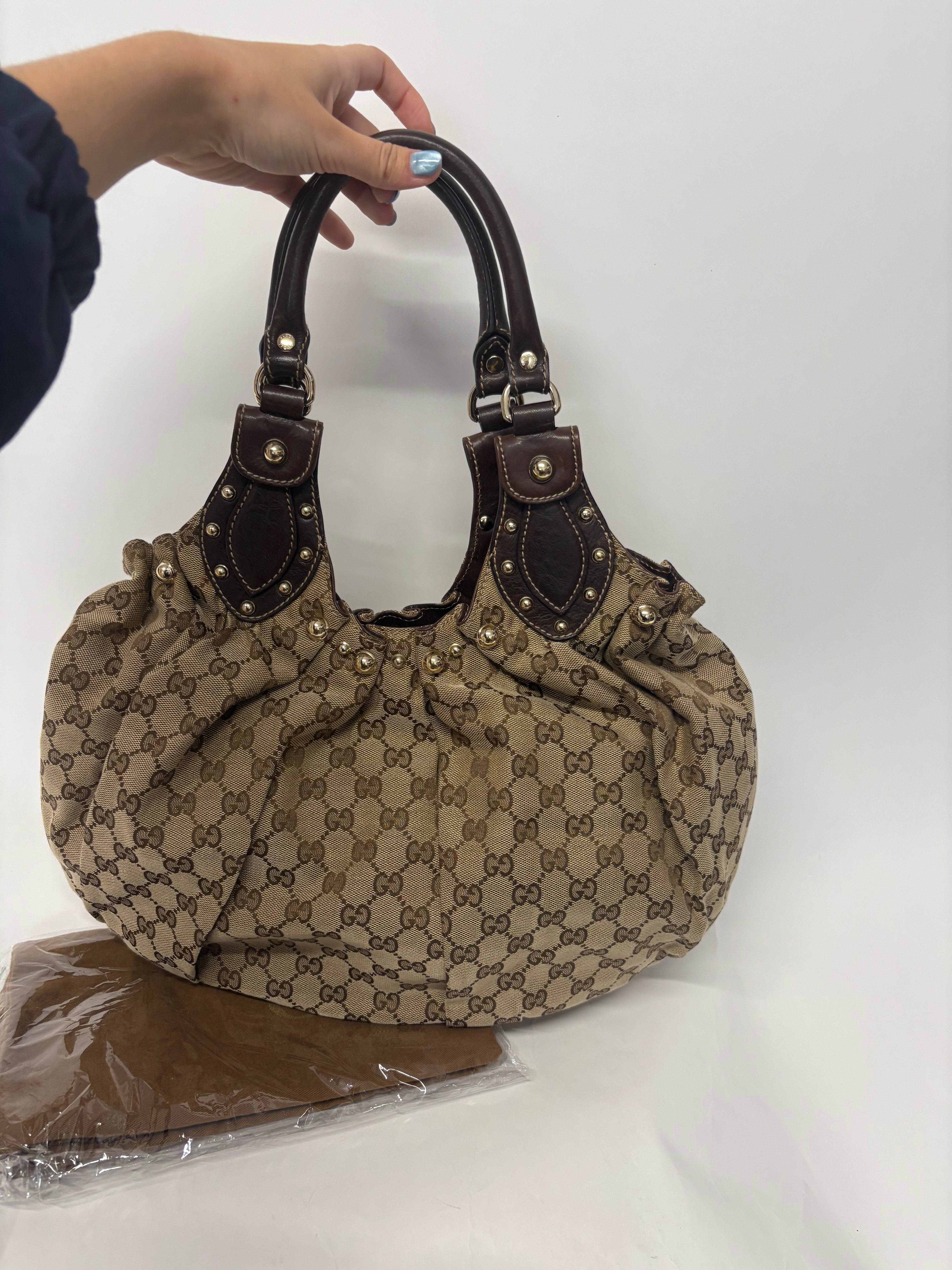 Gucci Pelham Tote GG Supreme Beige con Asas de Piel Marrón y Tachuelas Doradas mediano