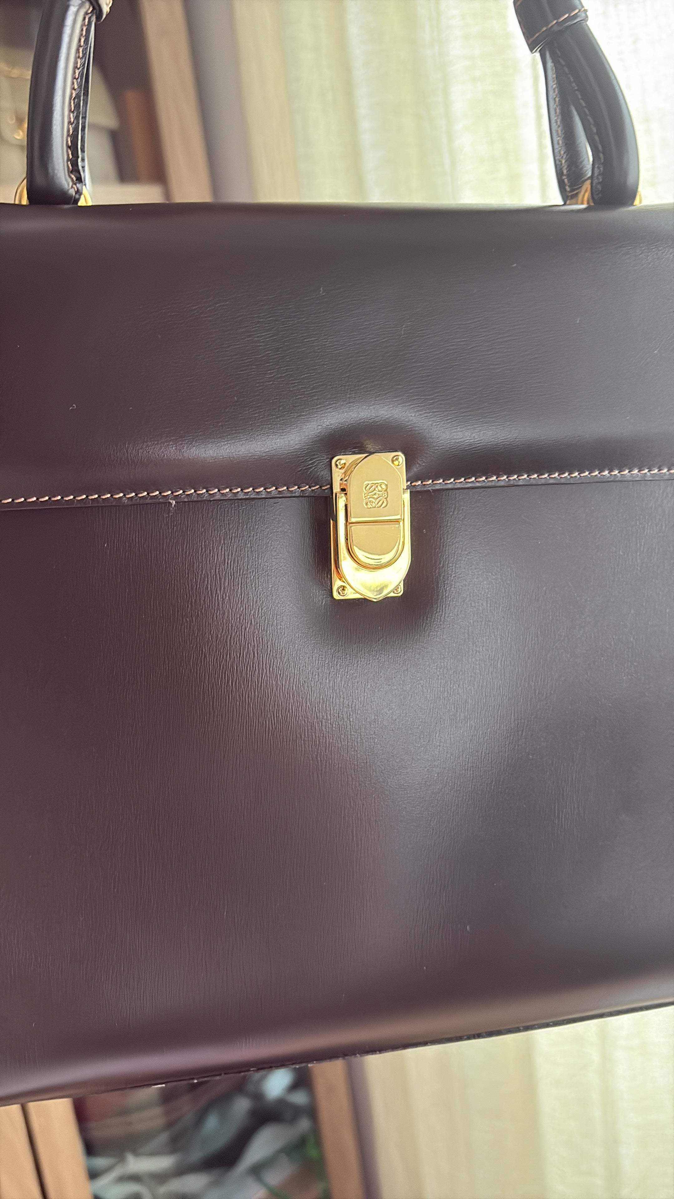 Bolso vintage Loewe de piel marrón oscuro con asa rígida y bandolera