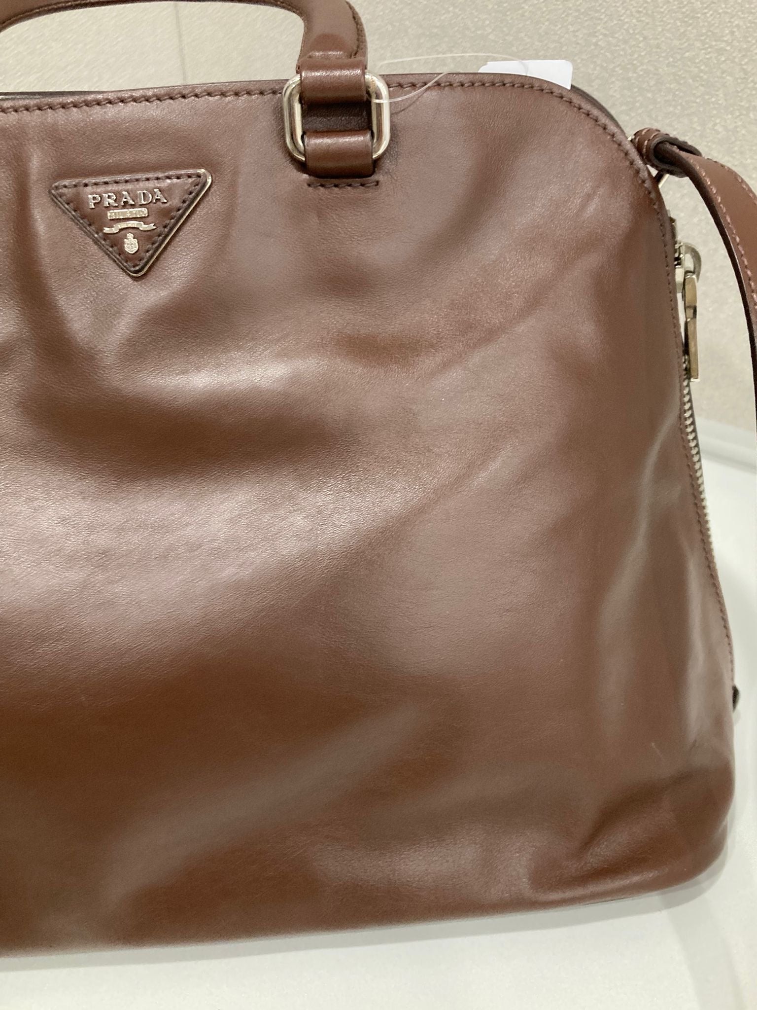 Prada Bauletto 2Way en piel marrón con bandolera