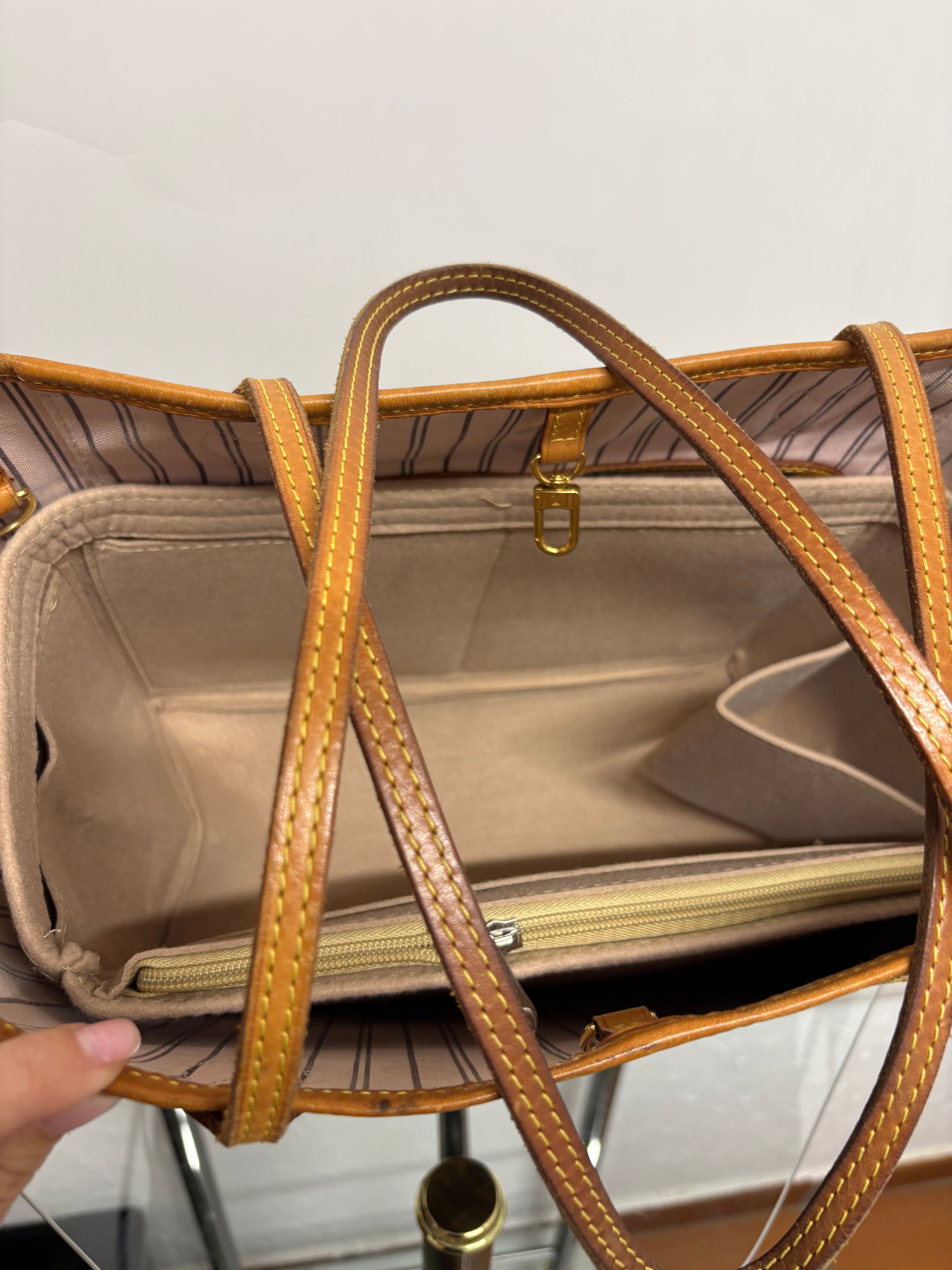 Louis Vuitton Neverfull MM monogram interior Rosa