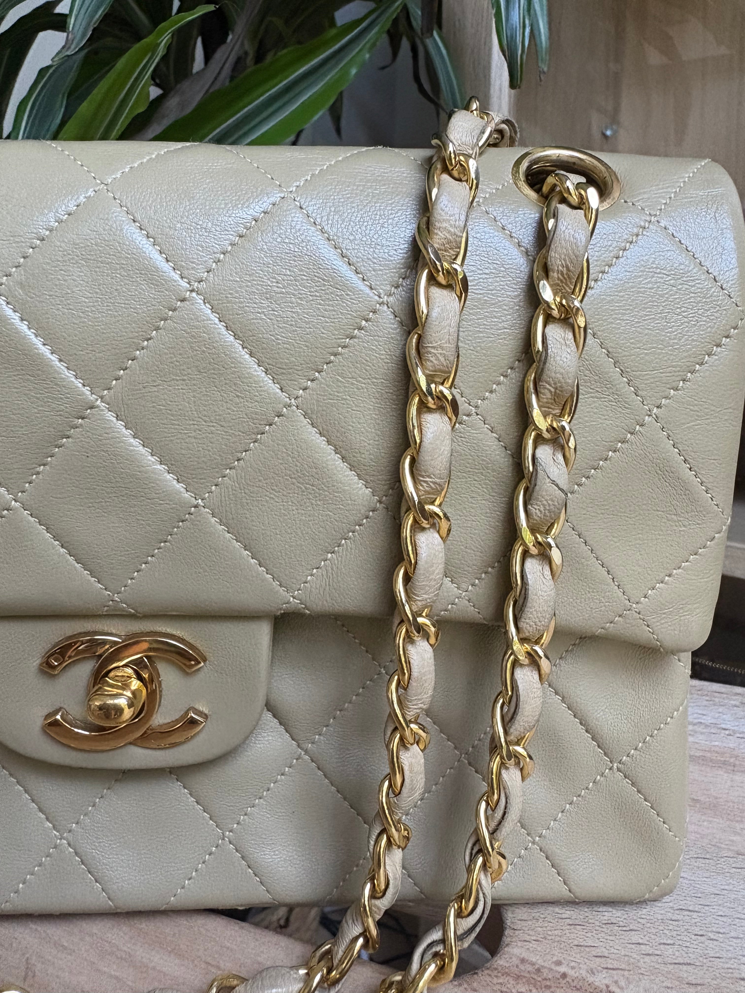 Chanel Timeless Double Flap 22 Beige en piel de cordero